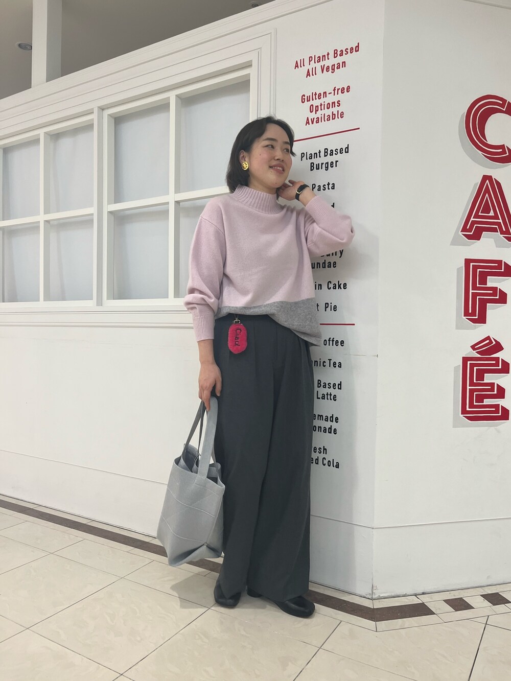 グレー系のその他パンツ、ピンク系のニット/セーター、シルバー系のトートバッグを着用したレディースの冬コーディネートの6枚目の写真