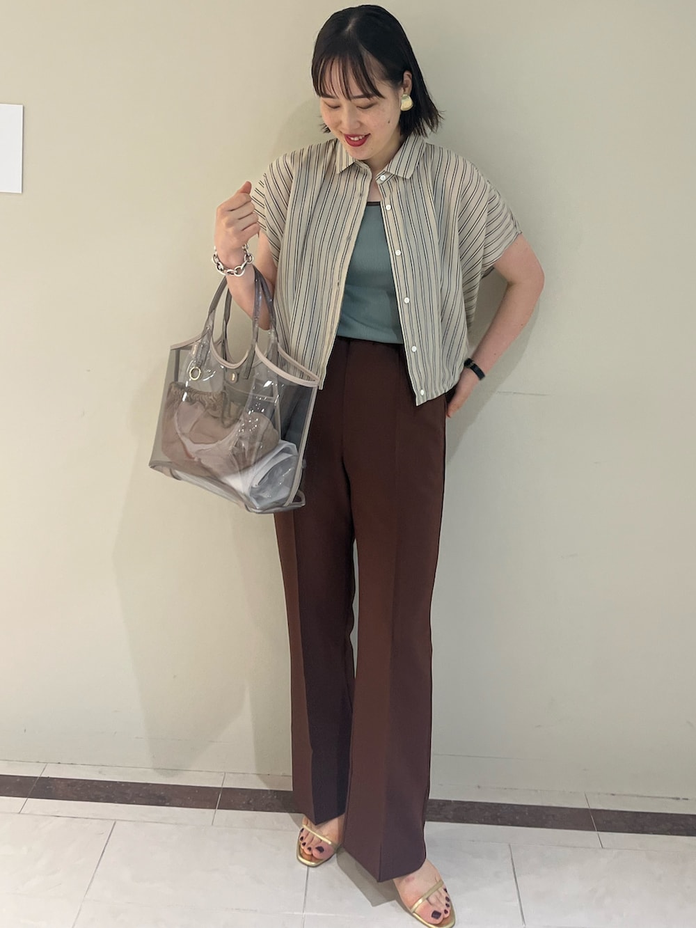 「NOLLEY'S、ノーリーズ、シャツスタイル、タンクトップ、レイヤードスタイル、パンツスタイル、シンプルコーデ、夏コーデ、きれいめカジュアル、お出かけコーデ、オトナ女子、初秋コーデ、ブラウン、おしゃれさんと繋がりたい、ootd」｜「NOLLEY’Sのウォッシャブルハイスペック裾フレアパンツ（その他パンツ、ブラウン系）」を使った、SAYAKAさん（レディース・163cm）の夏コーディネートの8枚目の写真