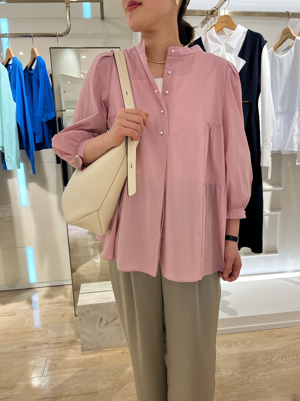 ベージュ系のその他パンツ、ホワイト系のタンクトップ、ホワイト系のショルダーバッグを着用したレディースの春コーディネートの9枚目の写真