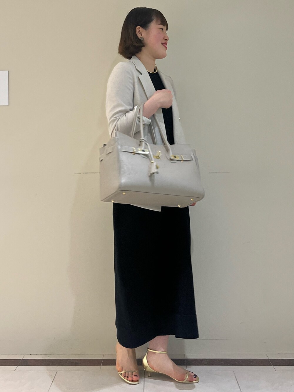 「NOLLEY'S、ノーリーズ、ワンピース、ジャケット、キレイめ、オフィスカジュアル、通勤コーデ、バーキン型バッグ、オトナ女子、30代コーデ、ママコーデ、高身長女子、シンプルコーデ、おしゃれさんと繋がりたい、ootd」｜「NOLLEY’Sの【grace grace/グラスグラス】コイルチョーカー（チョーカー、ゴールド系）」を使った、SAYAKAさん（レディース・163cm）の春コーディネートの8枚目の写真