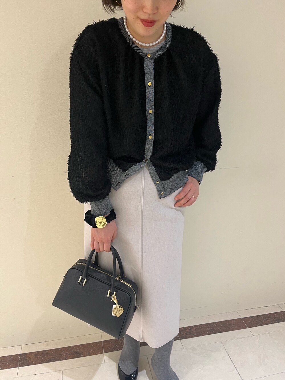 「NOLLEY'S、ノーリーズ、カーディガン、２ＷＡＹ、冬コーデ、キレイめ、オフィスカジュアル、お出かけコーデ、モノトーン、シャギーニット、タイトスカート、タイツ、ボストンバッグ、30代コーデ、高身長女子」｜「NOLLEY’Sの《手洗い可能》2WAYカットジャガードラメ配色カーディガン（カーディガン/ボレロ、ブラック系）」を使った、SAYAKAさん（レディース・163cm）の冬コーディネートの9枚目の写真
