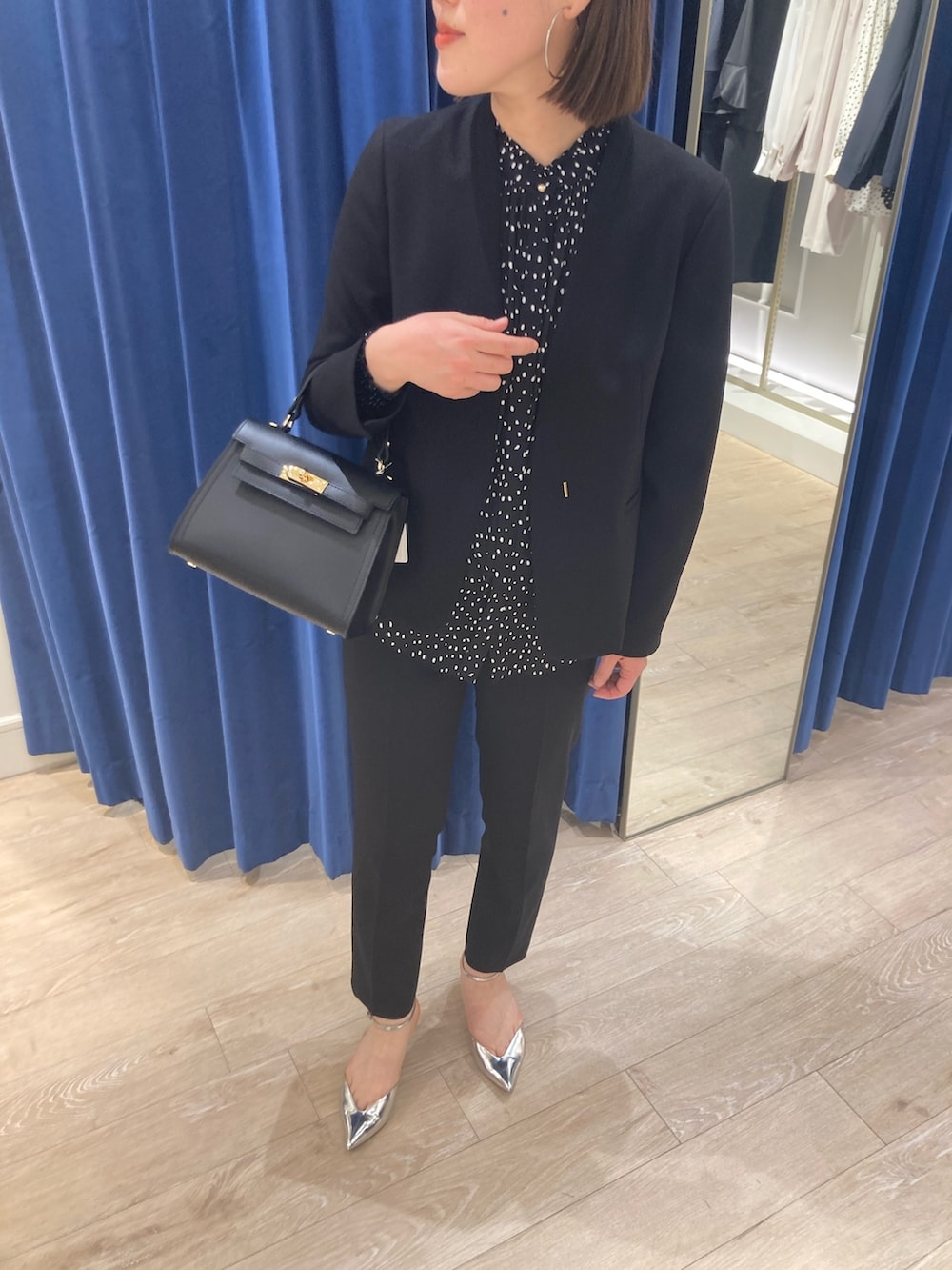 「NOLLEY'S、ノーリーズ、セットアップ、スーツスタイル、ジャケット、パンツ、ブラウス、オフィススタイル、通勤コーデ、ウォッシャブル、キレイめ、高身長女子、30代コーデ、ブラック、ワントーンコーデ」｜「AULENTTIの【AULENTTI/ オーレンティ】スクエアひねりショルダーバッグ（E）（ショルダーバッグ、ブラック系）」を使った、SAYAKAさん（レディース・163cm）の冬コーディネートの9枚目の写真