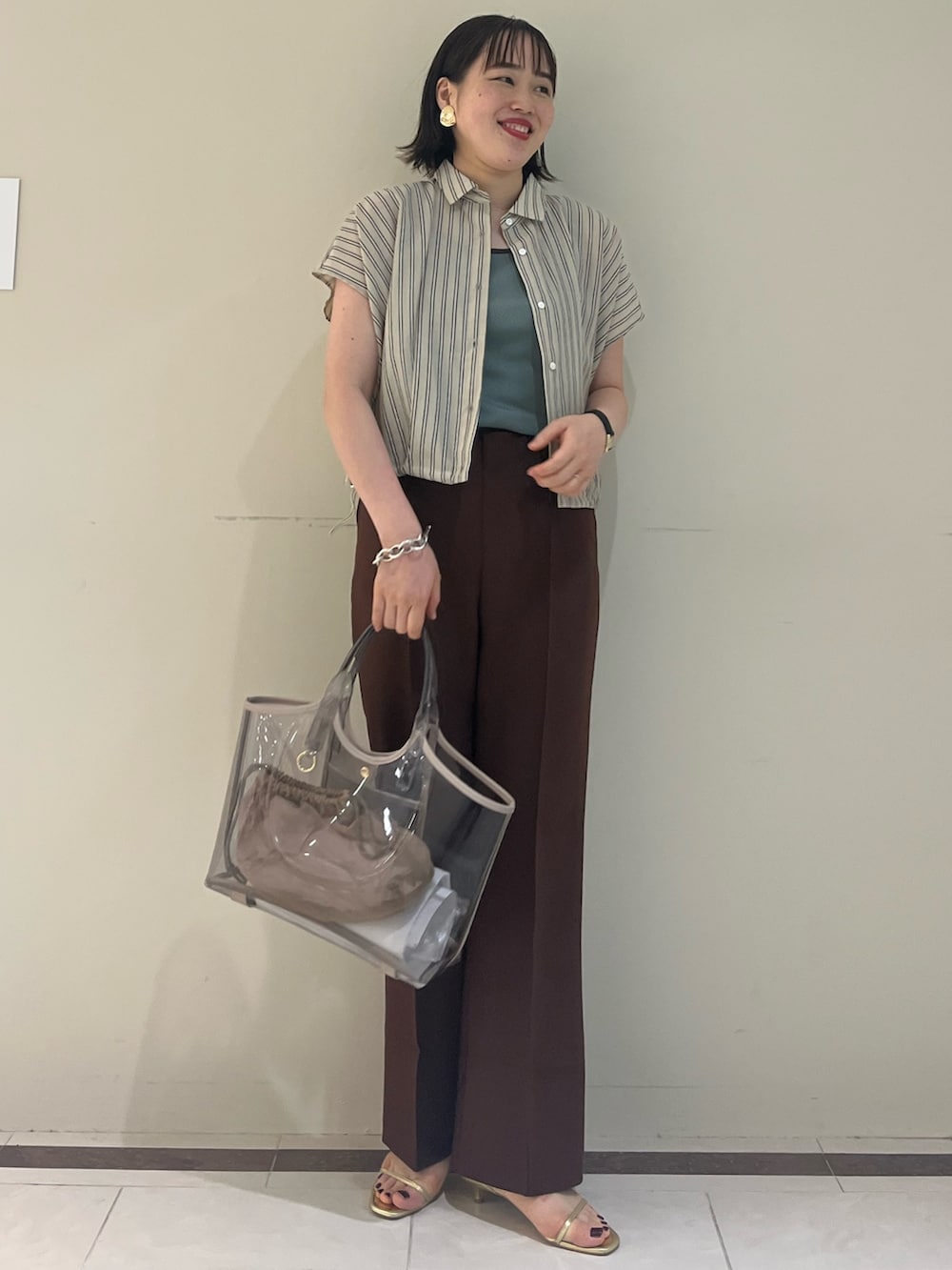 「NOLLEY'S、ノーリーズ、シャツスタイル、タンクトップ、レイヤードスタイル、パンツスタイル、シンプルコーデ、夏コーデ、きれいめカジュアル、お出かけコーデ、オトナ女子、初秋コーデ、ブラウン、おしゃれさんと繋がりたい、ootd」｜「NOLLEY’Sのウォッシャブルハイスペック裾フレアパンツ（その他パンツ、ブラウン系）」を使った、SAYAKAさん（レディース・163cm）の夏コーディネートの7枚目の写真