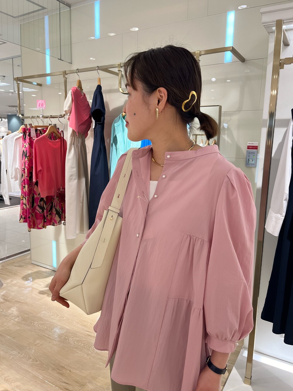 ベージュ系のその他パンツ、ホワイト系のタンクトップ、ホワイト系のショルダーバッグを着用したレディースの春コーディネートの10枚目の写真