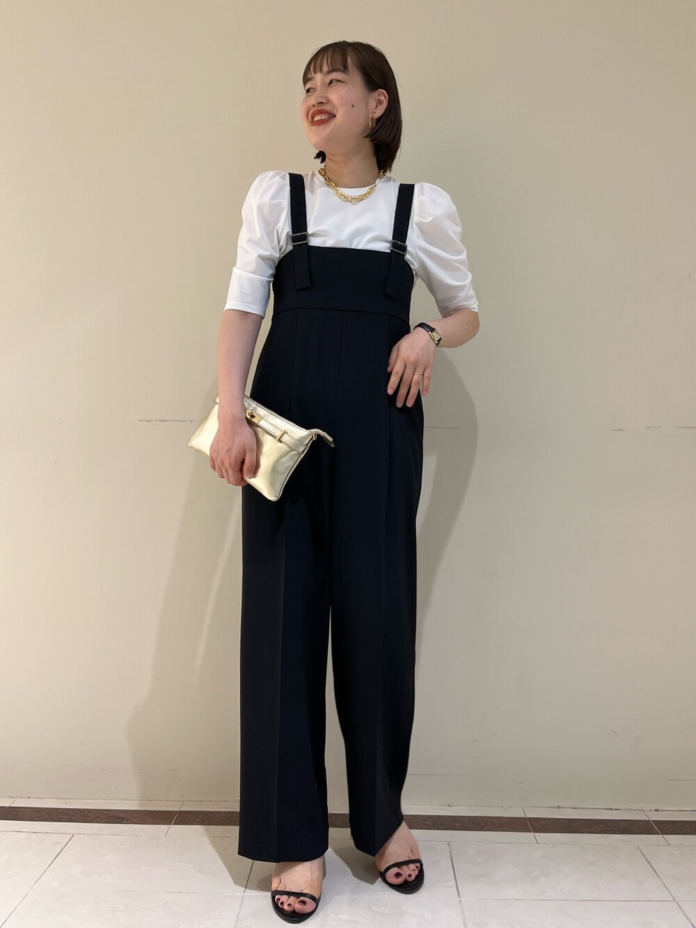 「NOLLEY'S、ノーリーズ、レイヤードスタイル、夏コーデ、きれいめカジュアル、大人かわいい、フリル、お出かけコーデ、オールインワン、サロペット、Tシャツ、モノトーン、30代コーデ、高身長女子、キレイめ」｜「NOLLEY’Sのヒネリカナグチェーンポシェット（ショルダーバッグ、ゴールド系）」を使った、SAYAKAさん（レディース・163cm）の夏コーディネートの9枚目の写真