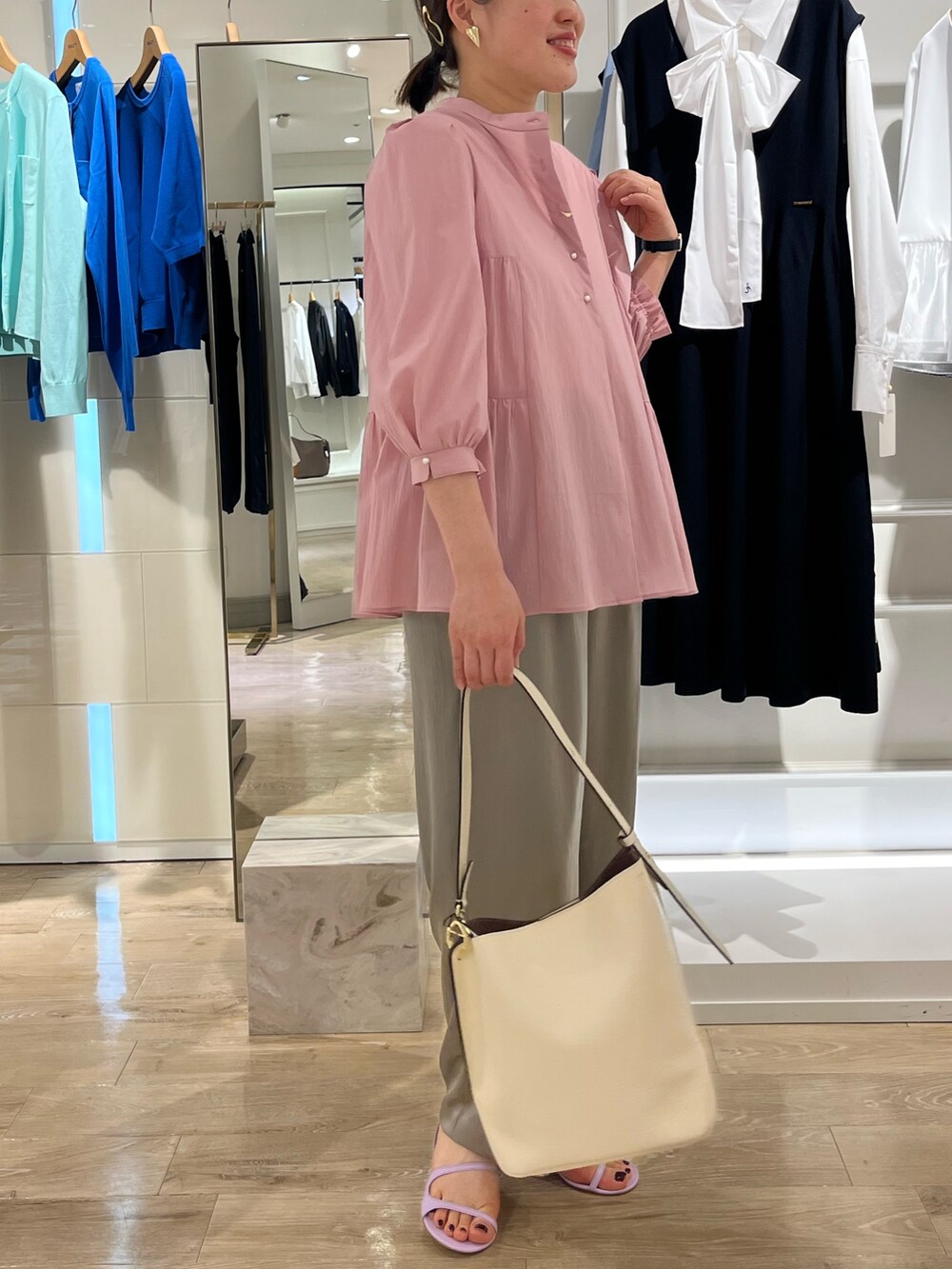 ベージュ系のその他パンツ、ホワイト系のタンクトップ、ホワイト系のショルダーバッグを着用したレディースの春コーディネートの8枚目の写真
