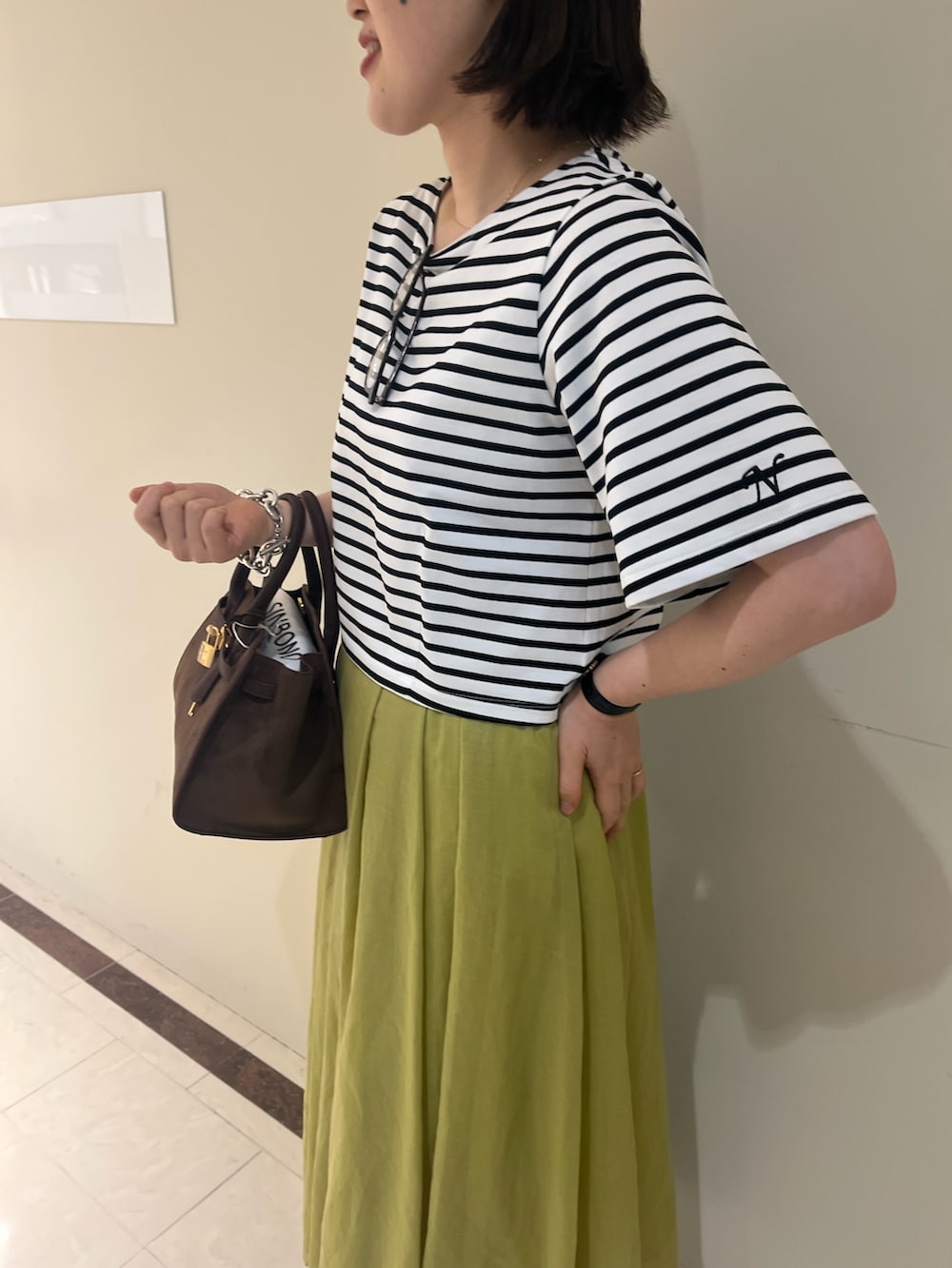 「NOLLEY'S、ノーリーズ、Tシャツ、カットソー、スカート、ロングスカート、シンプルコーデ、夏コーデ、大人カジュアル、オトナ女子、ママコーデ、お出かけコーデ、ボーダー、サングラス、高身長女子」｜「NOLLEY’Sのシアーチンツタックスカート（スカート、グリーン系）」を使った、SAYAKAさん（レディース・163cm）の夏コーディネートの10枚目の写真