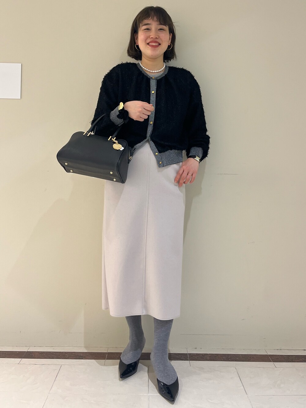 「NOLLEY'S、ノーリーズ、カーディガン、２ＷＡＹ、冬コーデ、キレイめ、オフィスカジュアル、お出かけコーデ、モノトーン、シャギーニット、タイトスカート、タイツ、ボストンバッグ、30代コーデ、高身長女子」｜「NOLLEY’Sの《手洗い可能》2WAYカットジャガードラメ配色カーディガン（カーディガン/ボレロ、ブラック系）」を使った、SAYAKAさん（レディース・163cm）の冬コーディネートの2枚目の写真