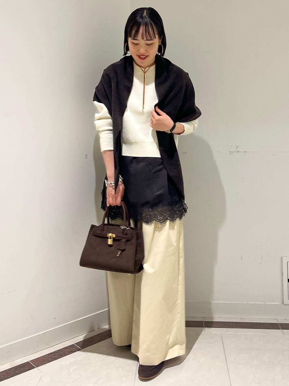 ホワイト系のニット/セーター、ホワイト系のその他パンツ、ブラウン系のトートバッグを着用したレディースの秋コーディネートの7枚目の写真