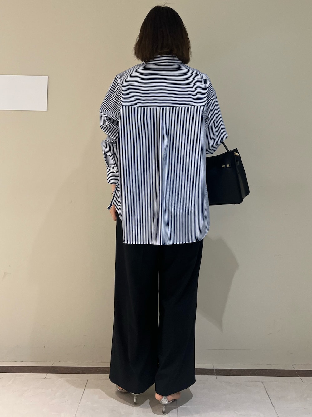 ブラック系のその他パンツ、ブルー系のシャツ/ブラウス、ブラック系のショルダーバッグを着用したレディースの春コーディネートの6枚目の写真