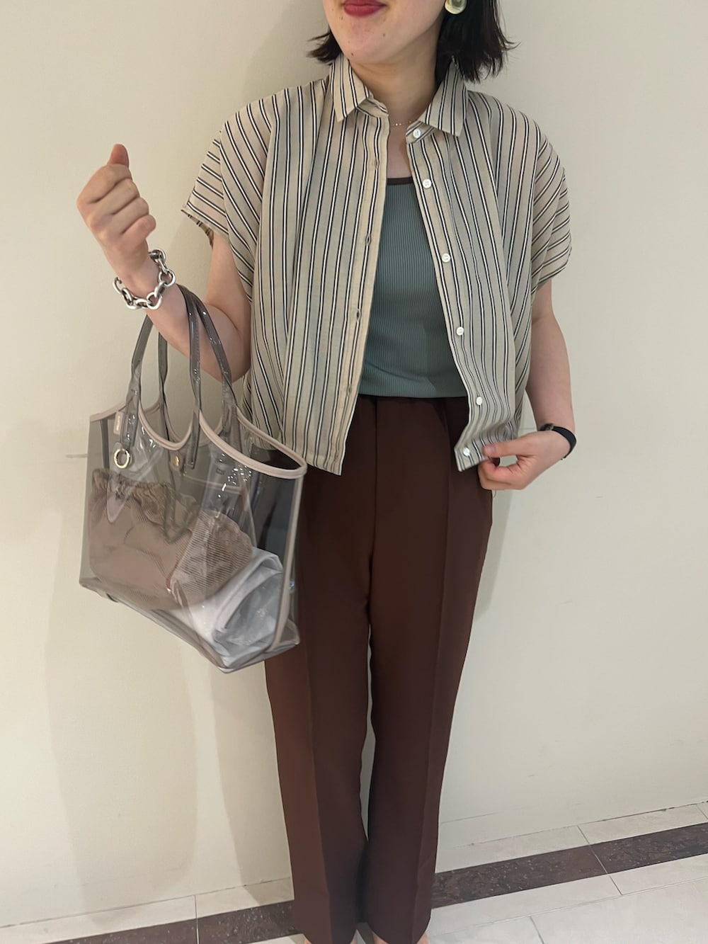 「NOLLEY'S、ノーリーズ、シャツスタイル、タンクトップ、レイヤードスタイル、パンツスタイル、シンプルコーデ、夏コーデ、きれいめカジュアル、お出かけコーデ、オトナ女子、初秋コーデ、ブラウン、おしゃれさんと繋がりたい、ootd」｜「NOLLEY’Sのウォッシャブルハイスペック裾フレアパンツ（その他パンツ、ブラウン系）」を使った、SAYAKAさん（レディース・163cm）の夏コーディネートの9枚目の写真
