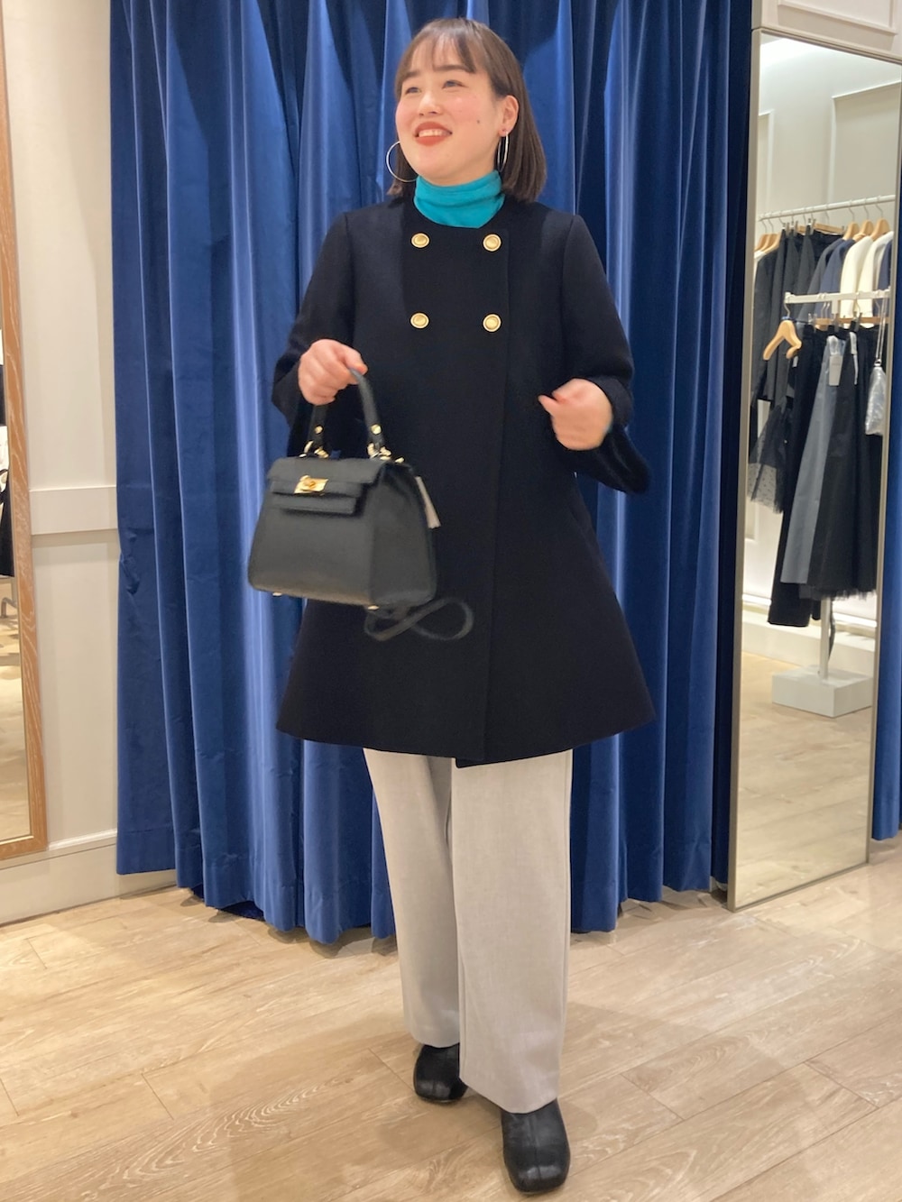 「NOLLEY'S、ノーリーズ、キレイめ、お出かけコーデ、年末年始、冬コーデ、ノーカラーコート、大人女子、大人かわいい、タートルネック、ワイドパンツ、クリスマスに着たい服、高身長女子、30代コーデ、冬アウター」｜「AULENTTIの【AULENTTI/ オーレンティ】スクエアひねりショルダーバッグ（E）（ショルダーバッグ、ブラック系）」を使った、SAYAKAさん（レディース・163cm）の冬コーディネートの7枚目の写真