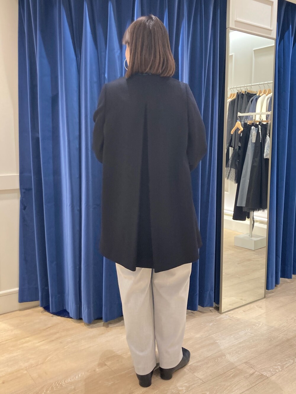「NOLLEY'S、ノーリーズ、キレイめ、お出かけコーデ、年末年始、冬コーデ、ノーカラーコート、大人女子、大人かわいい、タートルネック、ワイドパンツ、クリスマスに着たい服、高身長女子、30代コーデ、冬アウター」｜「AULENTTIの【AULENTTI/ オーレンティ】スクエアひねりショルダーバッグ（E）（ショルダーバッグ、ブラック系）」を使った、SAYAKAさん（レディース・163cm）の冬コーディネートの4枚目の写真