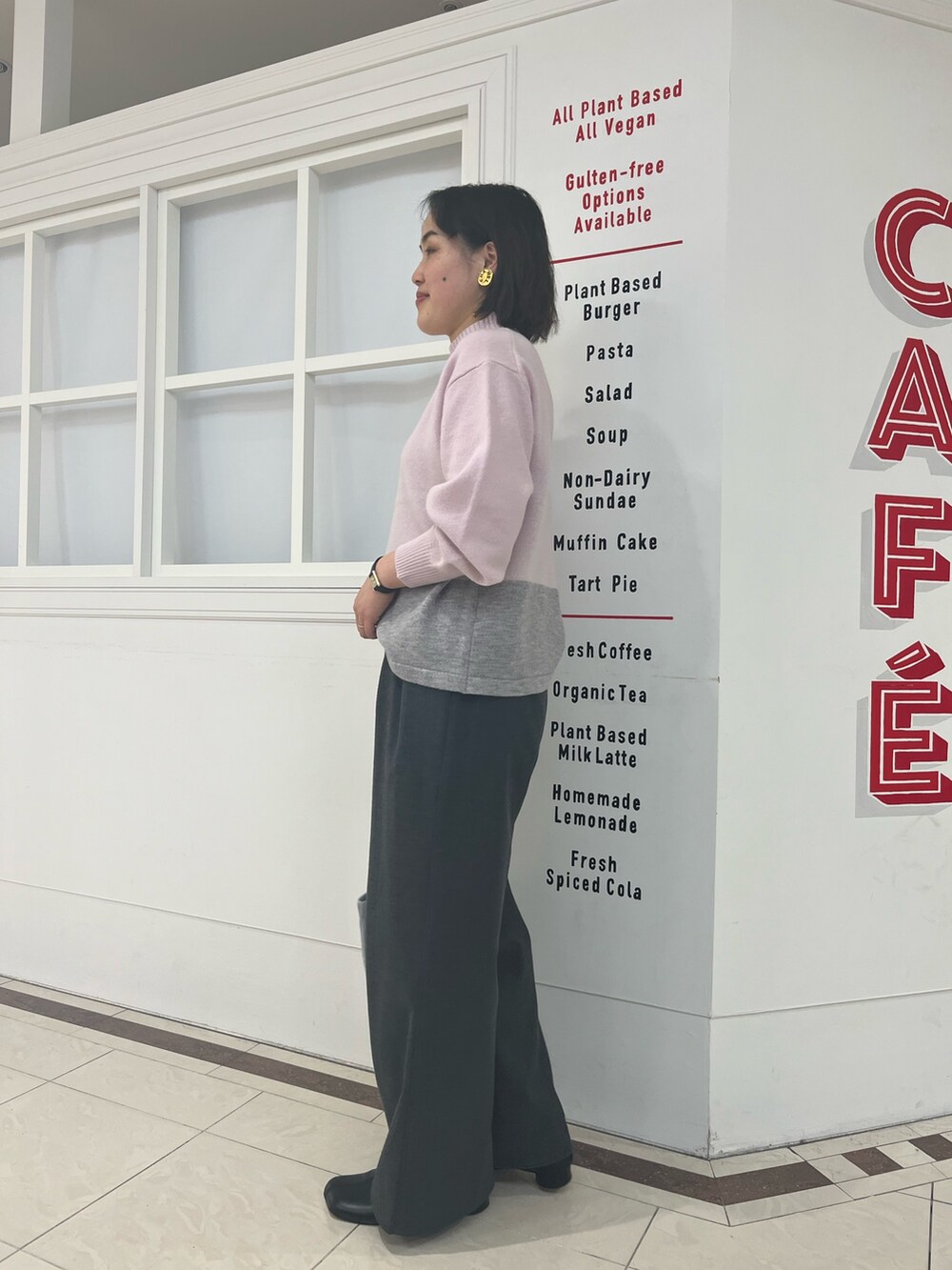 グレー系のその他パンツ、ピンク系のニット/セーター、シルバー系のトートバッグを着用したレディースの冬コーディネートの3枚目の写真