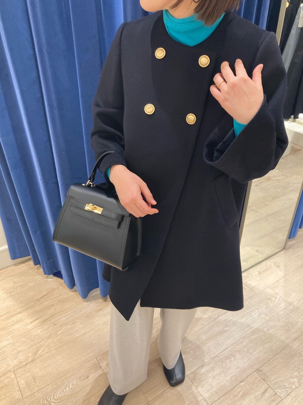 「NOLLEY'S、ノーリーズ、キレイめ、お出かけコーデ、年末年始、冬コーデ、ノーカラーコート、大人女子、大人かわいい、タートルネック、ワイドパンツ、クリスマスに着たい服、高身長女子、30代コーデ、冬アウター」｜「AULENTTIの【AULENTTI/ オーレンティ】スクエアひねりショルダーバッグ（E）（ショルダーバッグ、ブラック系）」を使った、SAYAKAさん（レディース・163cm）の冬コーディネートの10枚目の写真