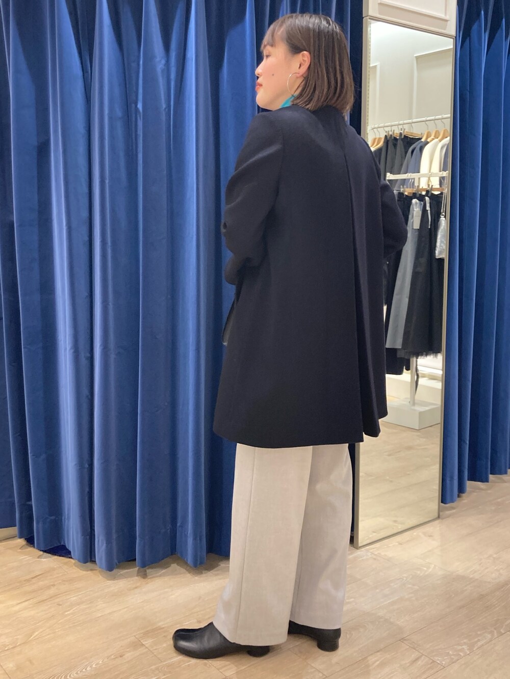 「NOLLEY'S、ノーリーズ、キレイめ、お出かけコーデ、年末年始、冬コーデ、ノーカラーコート、大人女子、大人かわいい、タートルネック、ワイドパンツ、クリスマスに着たい服、高身長女子、30代コーデ、冬アウター」｜「AULENTTIの【AULENTTI/ オーレンティ】スクエアひねりショルダーバッグ（E）（ショルダーバッグ、ブラック系）」を使った、SAYAKAさん（レディース・163cm）の冬コーディネートの5枚目の写真