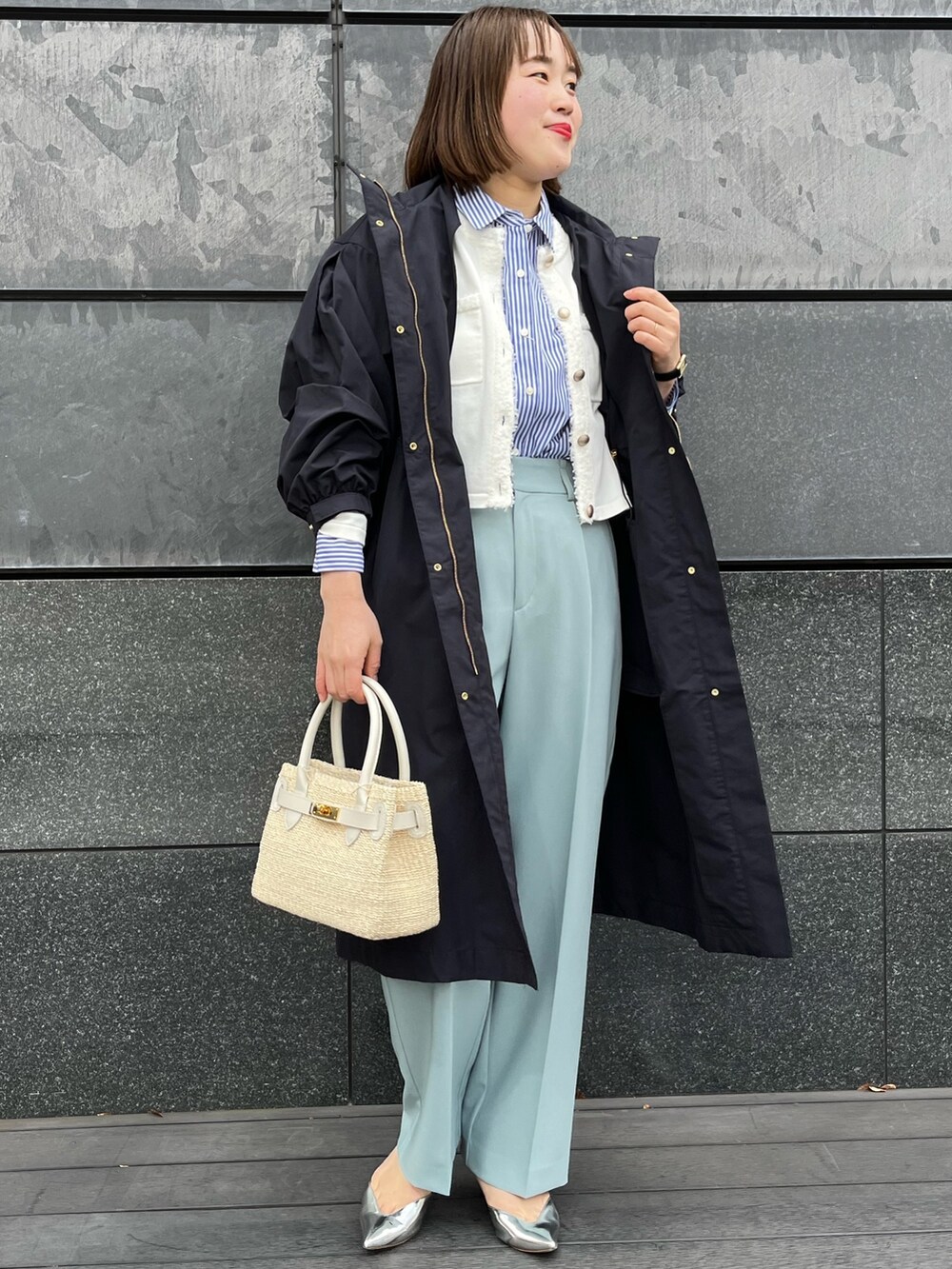 「NOLLEY'S、ノーリーズ、春アウター、ニット、カーディガン、シャツスタイル、カラーパンツ、ワイドパンツ、春コーデ、レイヤードスタイル、お出かけコーデ、通勤コーデ、高身長女子、ワントーンコーデ、30代」｜「NOLLEY’Sのウォッシャブル愛されイージータックワイドパンツ（その他パンツ、グリーン系）」を使った、SAYAKAさん（レディース・163cm）の春コーディネートの2枚目の写真