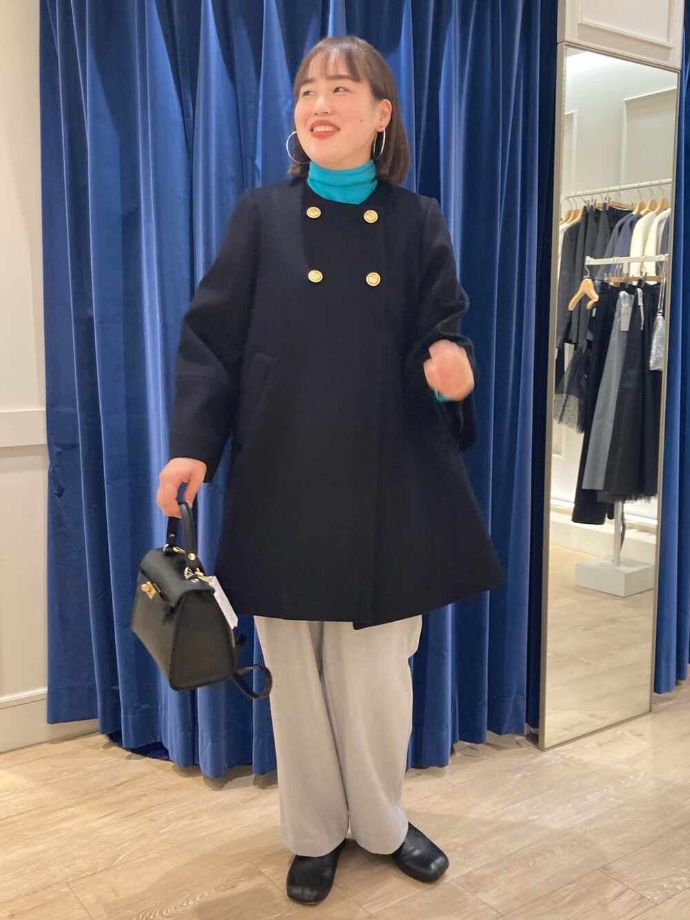「NOLLEY'S、ノーリーズ、キレイめ、お出かけコーデ、年末年始、冬コーデ、ノーカラーコート、大人女子、大人かわいい、タートルネック、ワイドパンツ、クリスマスに着たい服、高身長女子、30代コーデ、冬アウター」｜「AULENTTIの【AULENTTI/ オーレンティ】スクエアひねりショルダーバッグ（E）（ショルダーバッグ、ブラック系）」を使った、SAYAKAさん（レディース・163cm）の冬コーディネートの6枚目の写真