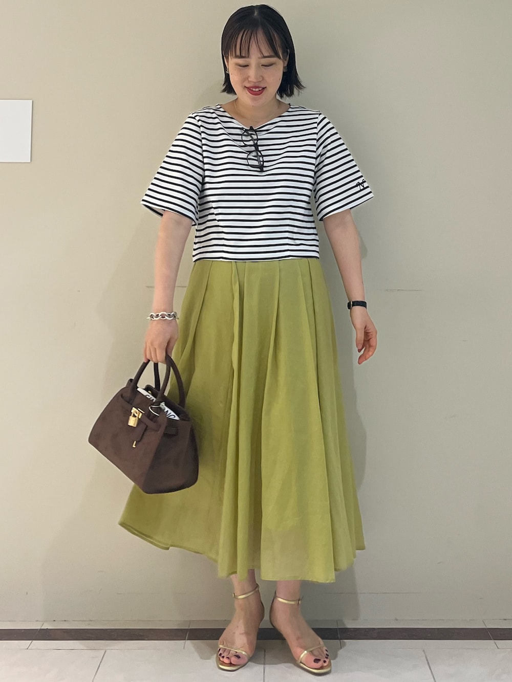 「NOLLEY'S、ノーリーズ、Tシャツ、カットソー、スカート、ロングスカート、シンプルコーデ、夏コーデ、大人カジュアル、オトナ女子、ママコーデ、お出かけコーデ、ボーダー、サングラス、高身長女子」｜「NOLLEY’Sのシアーチンツタックスカート（スカート、グリーン系）」を使った、SAYAKAさん（レディース・163cm）の夏コーディネートの6枚目の写真