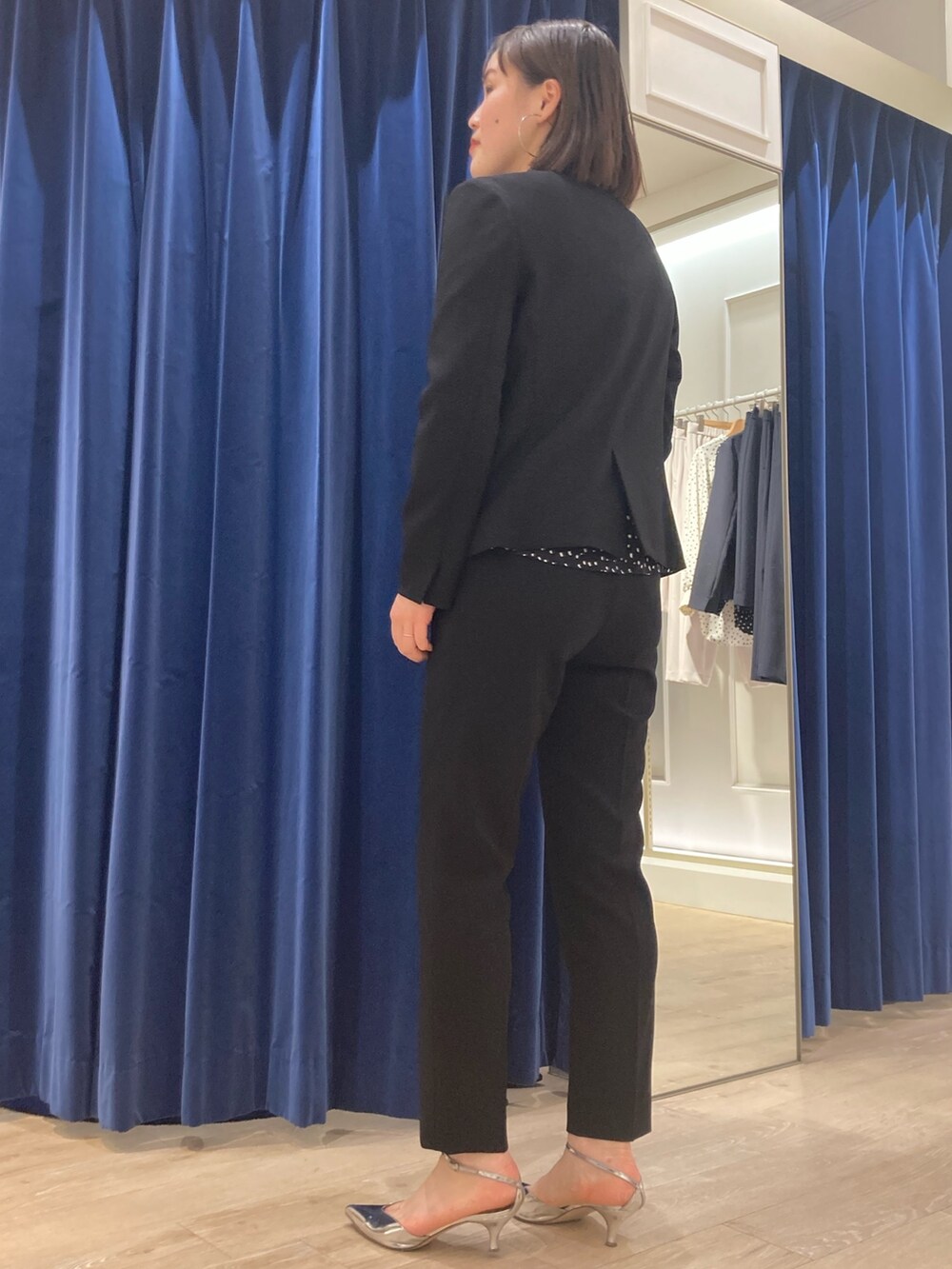 「NOLLEY'S、ノーリーズ、セットアップ、スーツスタイル、ジャケット、パンツ、ブラウス、オフィススタイル、通勤コーデ、ウォッシャブル、キレイめ、高身長女子、30代コーデ、ブラック、ワントーンコーデ」｜「AULENTTIの【AULENTTI/ オーレンティ】スクエアひねりショルダーバッグ（E）（ショルダーバッグ、ブラック系）」を使った、SAYAKAさん（レディース・163cm）の冬コーディネートの6枚目の写真