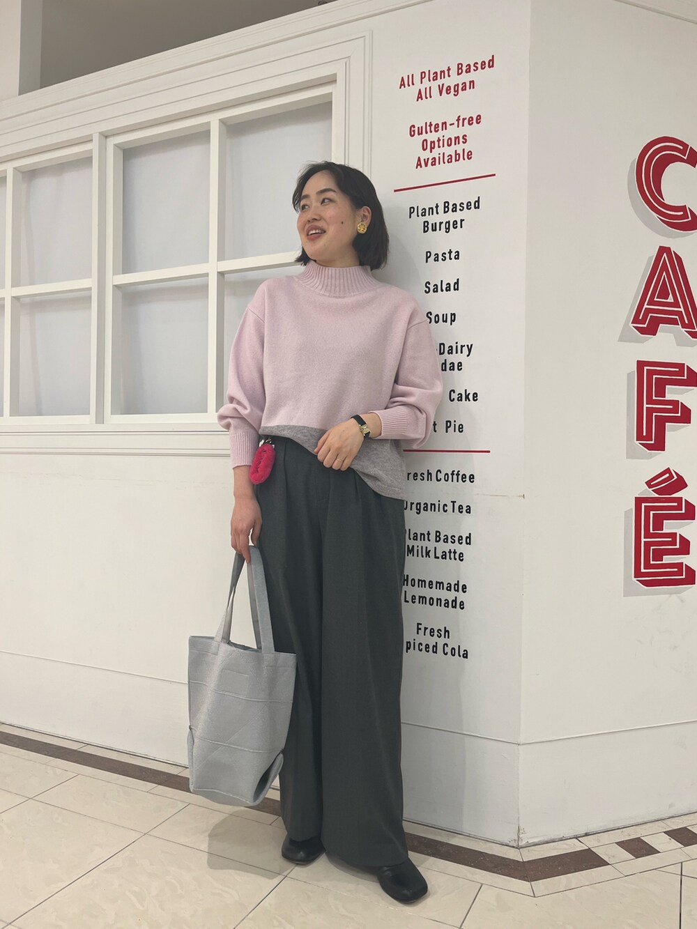 グレー系のその他パンツ、ピンク系のニット/セーター、シルバー系のトートバッグを着用したレディースの冬コーディネートの8枚目の写真