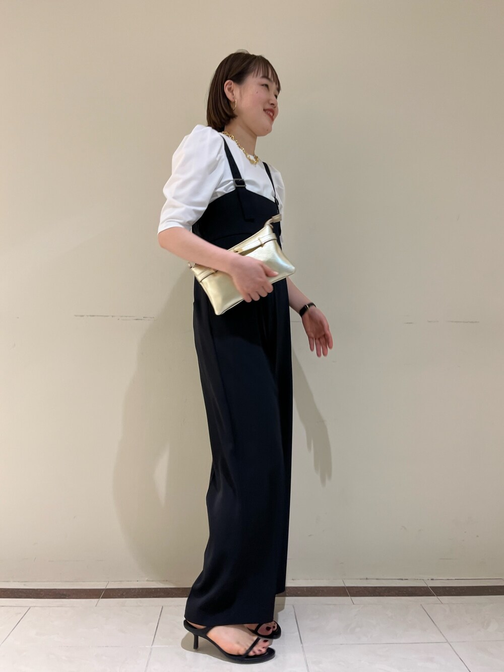 「NOLLEY'S、ノーリーズ、レイヤードスタイル、夏コーデ、きれいめカジュアル、大人かわいい、フリル、お出かけコーデ、オールインワン、サロペット、Tシャツ、モノトーン、30代コーデ、高身長女子、キレイめ」｜「NOLLEY’Sのヒネリカナグチェーンポシェット（ショルダーバッグ、ゴールド系）」を使った、SAYAKAさん（レディース・163cm）の夏コーディネートの3枚目の写真