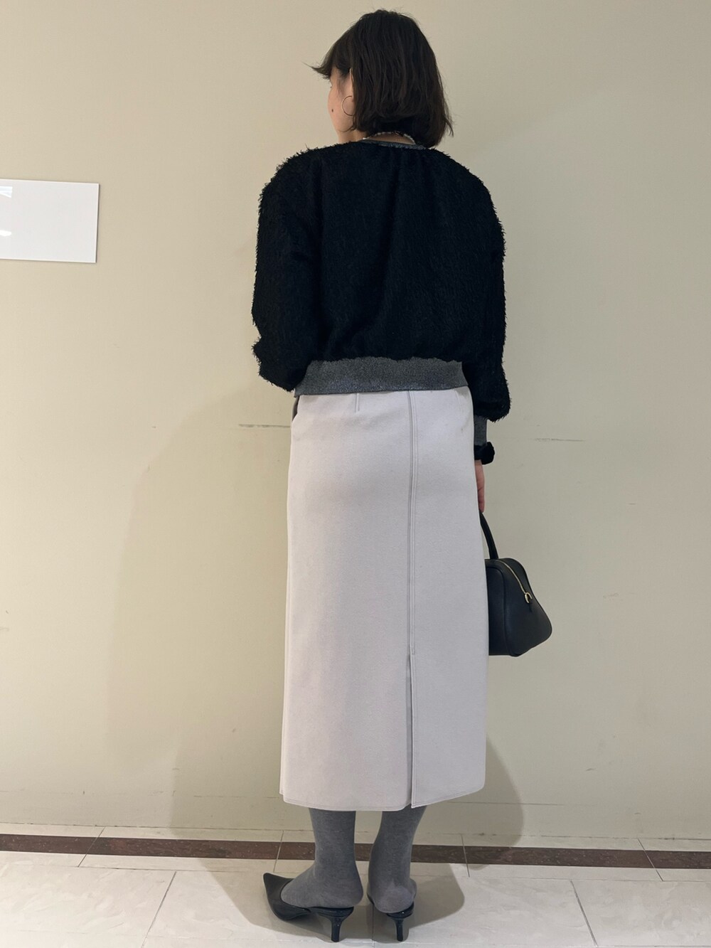 「NOLLEY'S、ノーリーズ、カーディガン、２ＷＡＹ、冬コーデ、キレイめ、オフィスカジュアル、お出かけコーデ、モノトーン、シャギーニット、タイトスカート、タイツ、ボストンバッグ、30代コーデ、高身長女子」｜「NOLLEY’Sの《手洗い可能》2WAYカットジャガードラメ配色カーディガン（カーディガン/ボレロ、ブラック系）」を使った、SAYAKAさん（レディース・163cm）の冬コーディネートの5枚目の写真