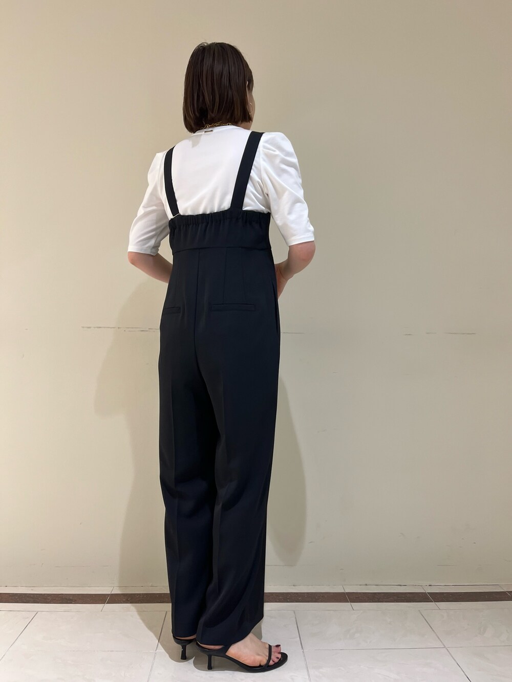 「NOLLEY'S、ノーリーズ、レイヤードスタイル、夏コーデ、きれいめカジュアル、大人かわいい、フリル、お出かけコーデ、オールインワン、サロペット、Tシャツ、モノトーン、30代コーデ、高身長女子、キレイめ」｜「NOLLEY’Sのヒネリカナグチェーンポシェット（ショルダーバッグ、ゴールド系）」を使った、SAYAKAさん（レディース・163cm）の夏コーディネートの4枚目の写真