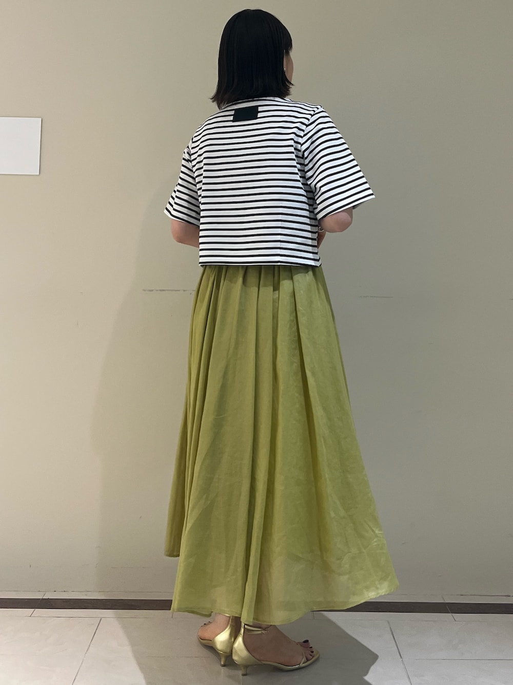 「NOLLEY'S、ノーリーズ、Tシャツ、カットソー、スカート、ロングスカート、シンプルコーデ、夏コーデ、大人カジュアル、オトナ女子、ママコーデ、お出かけコーデ、ボーダー、サングラス、高身長女子」｜「NOLLEY’Sのシアーチンツタックスカート（スカート、グリーン系）」を使った、SAYAKAさん（レディース・163cm）の夏コーディネートの3枚目の写真