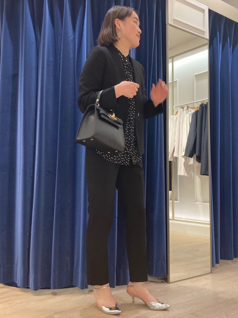 「NOLLEY'S、ノーリーズ、セットアップ、スーツスタイル、ジャケット、パンツ、ブラウス、オフィススタイル、通勤コーデ、ウォッシャブル、キレイめ、高身長女子、30代コーデ、ブラック、ワントーンコーデ」｜「AULENTTIの【AULENTTI/ オーレンティ】スクエアひねりショルダーバッグ（E）（ショルダーバッグ、ブラック系）」を使った、SAYAKAさん（レディース・163cm）の冬コーディネートの3枚目の写真