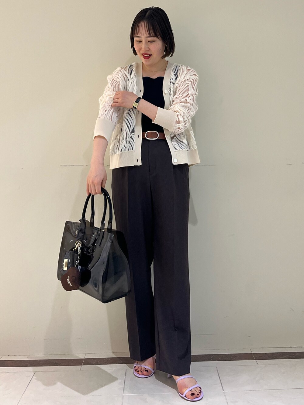 「NOLLEY'S、ノーリーズ、カーディガン、タンクトップ、ワイドパンツ、ベルト、シアー、お出かけコーデ、きれいめカジュアル、レイヤードスタイル、オトナ女子、初夏コーデ、高身長女子、おしゃれさんと繋がりたい、ootd」｜「NOLLEY’Sの【PR林☆別注カラーあり】ウォッシャブルツイルストレッチ愛されワイドパンツ（その他パンツ、ブラウン系）」を使った、SAYAKAさん（レディース・163cm）の春コーディネートの7枚目の写真