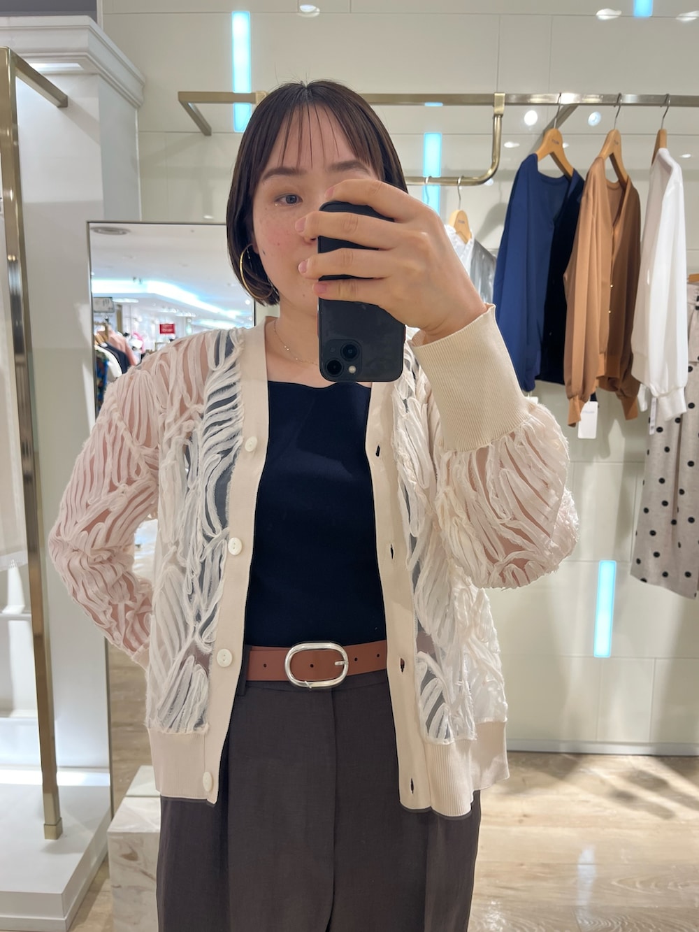 「NOLLEY'S、ノーリーズ、カーディガン、タンクトップ、ワイドパンツ、ベルト、シアー、お出かけコーデ、きれいめカジュアル、レイヤードスタイル、オトナ女子、初夏コーデ、高身長女子、おしゃれさんと繋がりたい、ootd」｜「NOLLEY’Sの【PR林☆別注カラーあり】ウォッシャブルツイルストレッチ愛されワイドパンツ（その他パンツ、ブラウン系）」を使った、SAYAKAさん（レディース・163cm）の春コーディネートの10枚目の写真