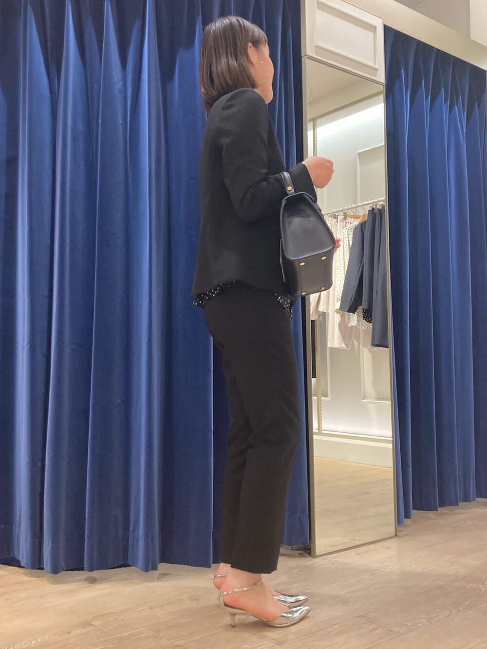 「NOLLEY'S、ノーリーズ、セットアップ、スーツスタイル、ジャケット、パンツ、ブラウス、オフィススタイル、通勤コーデ、ウォッシャブル、キレイめ、高身長女子、30代コーデ、ブラック、ワントーンコーデ」｜「AULENTTIの【AULENTTI/ オーレンティ】スクエアひねりショルダーバッグ（E）（ショルダーバッグ、ブラック系）」を使った、SAYAKAさん（レディース・163cm）の冬コーディネートの4枚目の写真