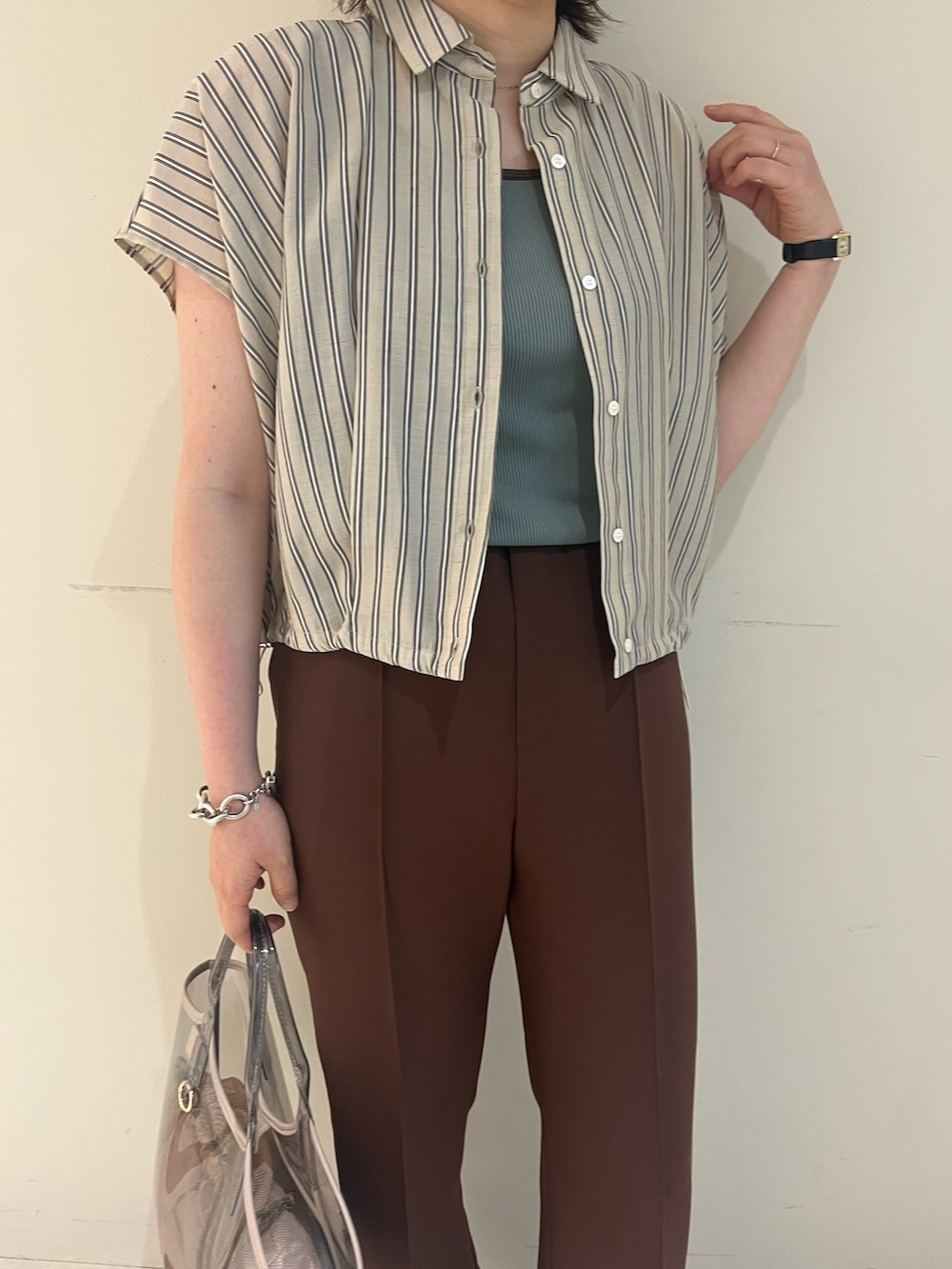 「NOLLEY'S、ノーリーズ、シャツスタイル、タンクトップ、レイヤードスタイル、パンツスタイル、シンプルコーデ、夏コーデ、きれいめカジュアル、お出かけコーデ、オトナ女子、初秋コーデ、ブラウン、おしゃれさんと繋がりたい、ootd」｜「NOLLEY’Sのウォッシャブルハイスペック裾フレアパンツ（その他パンツ、ブラウン系）」を使った、SAYAKAさん（レディース・163cm）の夏コーディネートの10枚目の写真