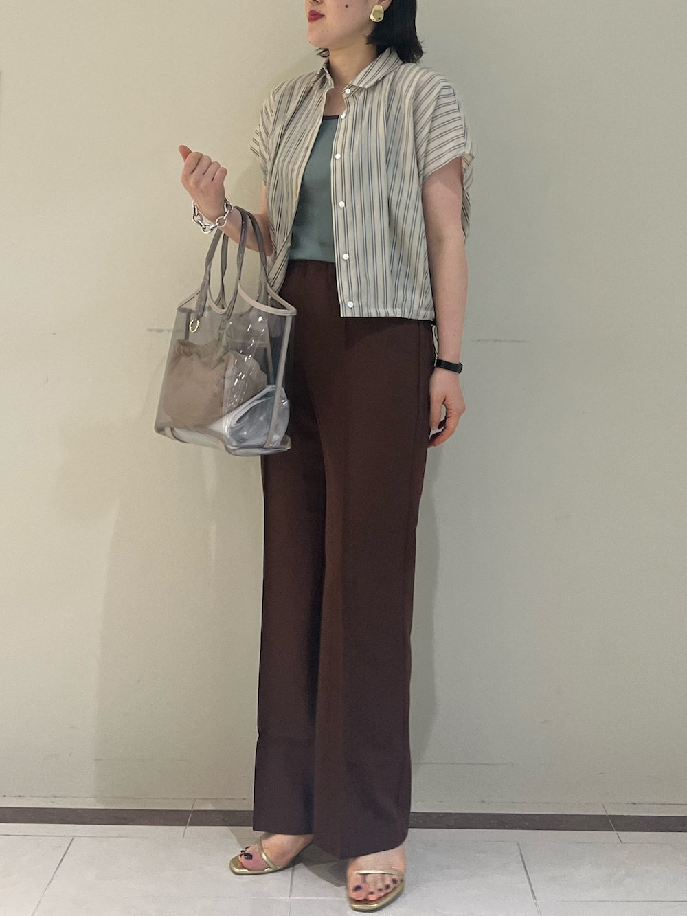 「NOLLEY'S、ノーリーズ、シャツスタイル、タンクトップ、レイヤードスタイル、パンツスタイル、シンプルコーデ、夏コーデ、きれいめカジュアル、お出かけコーデ、オトナ女子、初秋コーデ、ブラウン、おしゃれさんと繋がりたい、ootd」｜「NOLLEY’Sのウォッシャブルハイスペック裾フレアパンツ（その他パンツ、ブラウン系）」を使った、SAYAKAさん（レディース・163cm）の夏コーディネートの3枚目の写真