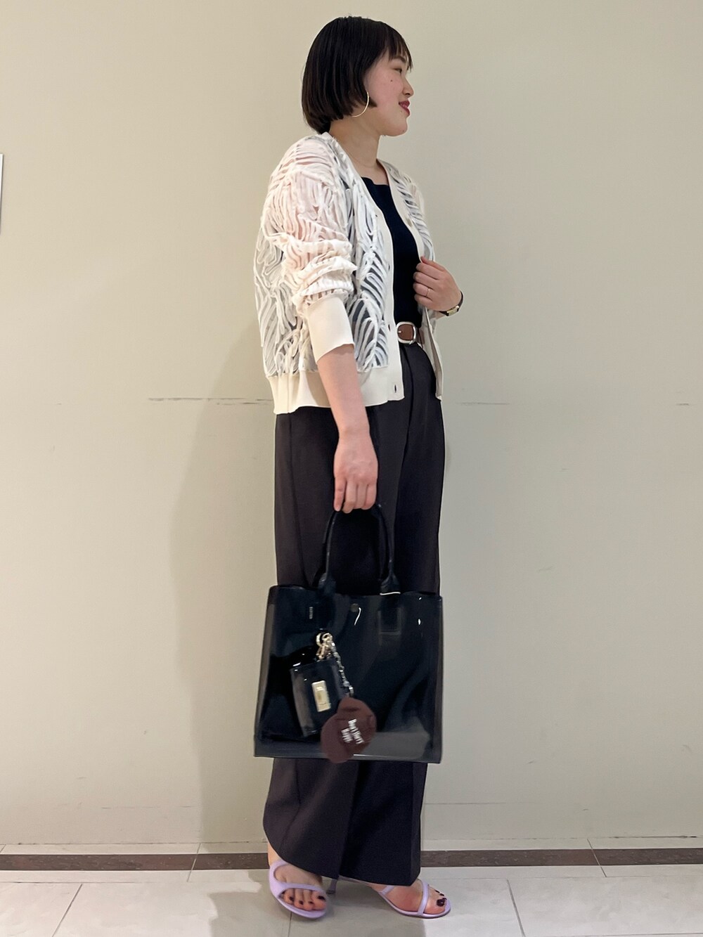 「NOLLEY'S、ノーリーズ、カーディガン、タンクトップ、ワイドパンツ、ベルト、シアー、お出かけコーデ、きれいめカジュアル、レイヤードスタイル、オトナ女子、初夏コーデ、高身長女子、おしゃれさんと繋がりたい、ootd」｜「NOLLEY’Sの【PR林☆別注カラーあり】ウォッシャブルツイルストレッチ愛されワイドパンツ（その他パンツ、ブラウン系）」を使った、SAYAKAさん（レディース・163cm）の春コーディネートの3枚目の写真
