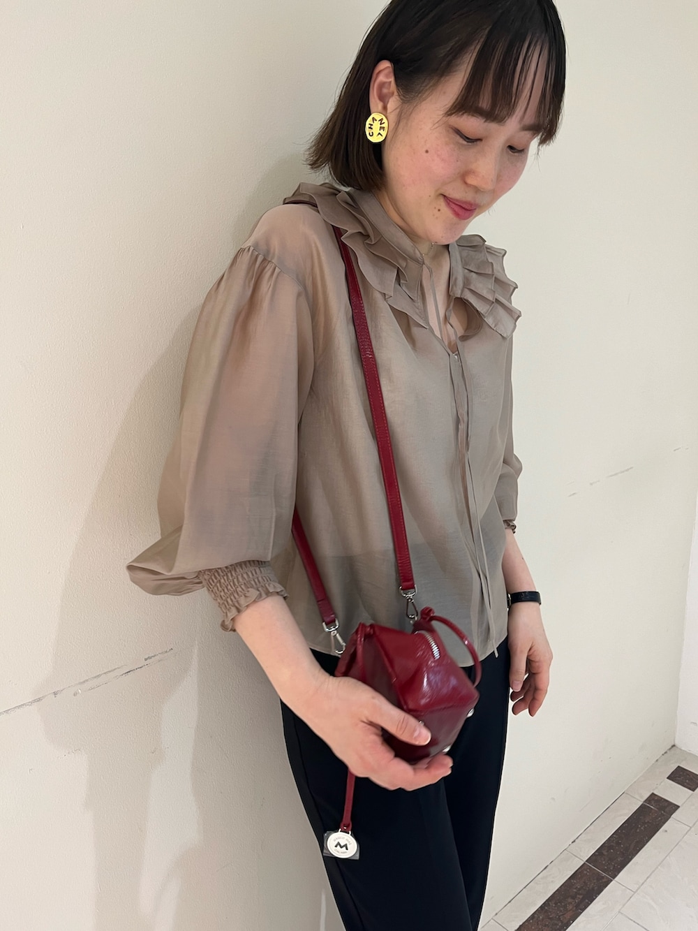 ブラック系のその他パンツ、レッド系のショルダーバッグ、ベージュ系のタンクトップを着用したレディースの春コーディネートの9枚目の写真