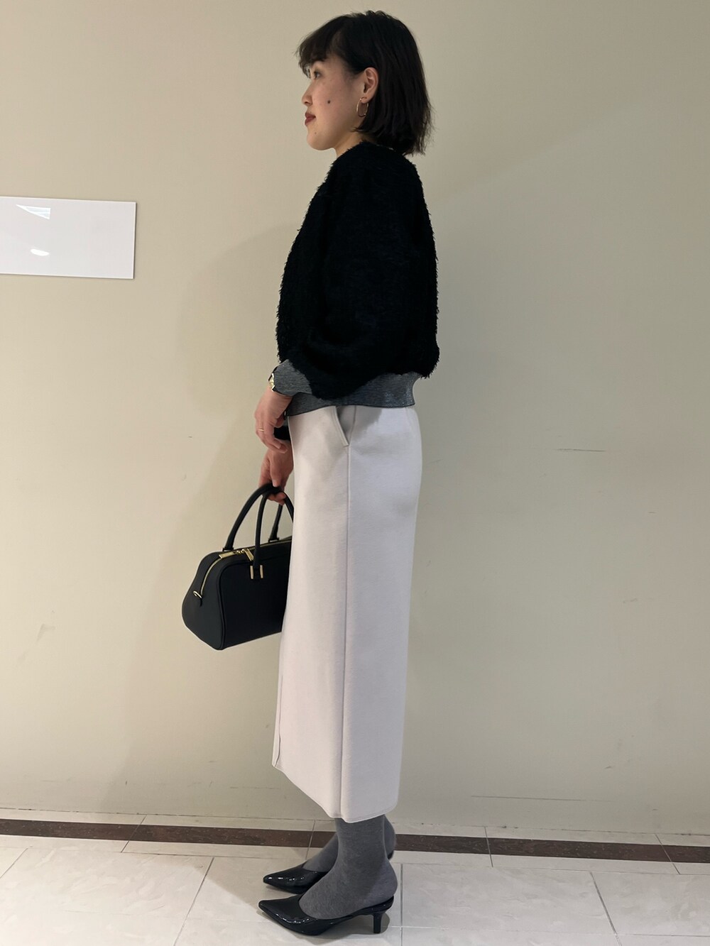 「NOLLEY'S、ノーリーズ、カーディガン、２ＷＡＹ、冬コーデ、キレイめ、オフィスカジュアル、お出かけコーデ、モノトーン、シャギーニット、タイトスカート、タイツ、ボストンバッグ、30代コーデ、高身長女子」｜「NOLLEY’Sの《手洗い可能》2WAYカットジャガードラメ配色カーディガン（カーディガン/ボレロ、ブラック系）」を使った、SAYAKAさん（レディース・163cm）の冬コーディネートの6枚目の写真