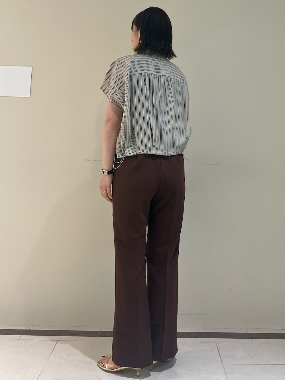 「NOLLEY'S、ノーリーズ、シャツスタイル、タンクトップ、レイヤードスタイル、パンツスタイル、シンプルコーデ、夏コーデ、きれいめカジュアル、お出かけコーデ、オトナ女子、初秋コーデ、ブラウン、おしゃれさんと繋がりたい、ootd」｜「NOLLEY’Sのウォッシャブルハイスペック裾フレアパンツ（その他パンツ、ブラウン系）」を使った、SAYAKAさん（レディース・163cm）の夏コーディネートの4枚目の写真