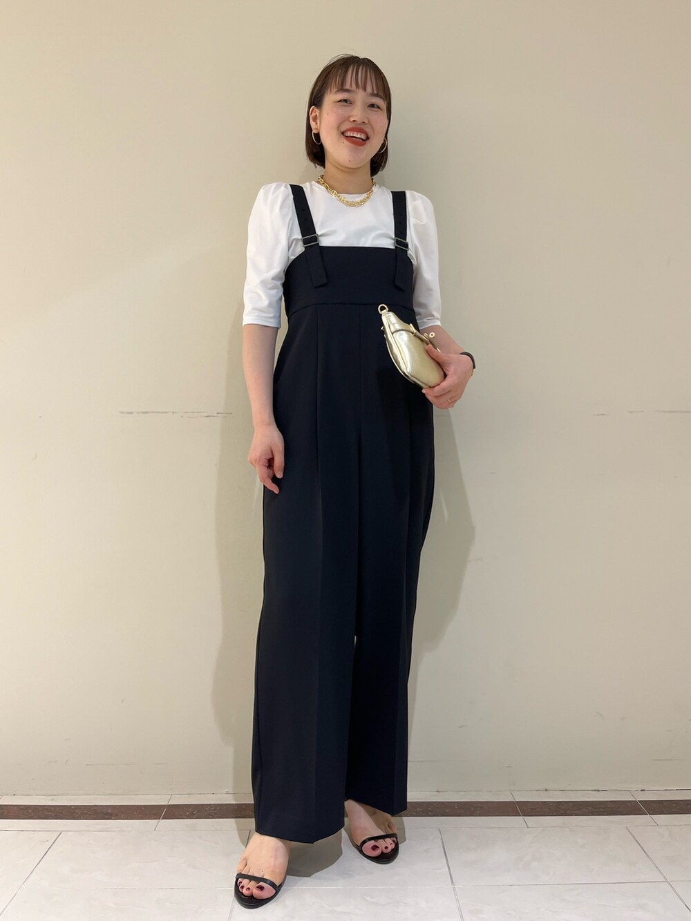 「NOLLEY'S、ノーリーズ、レイヤードスタイル、夏コーデ、きれいめカジュアル、大人かわいい、フリル、お出かけコーデ、オールインワン、サロペット、Tシャツ、モノトーン、30代コーデ、高身長女子、キレイめ」｜「NOLLEY’Sのヒネリカナグチェーンポシェット（ショルダーバッグ、ゴールド系）」を使った、SAYAKAさん（レディース・163cm）の夏コーディネートの8枚目の写真