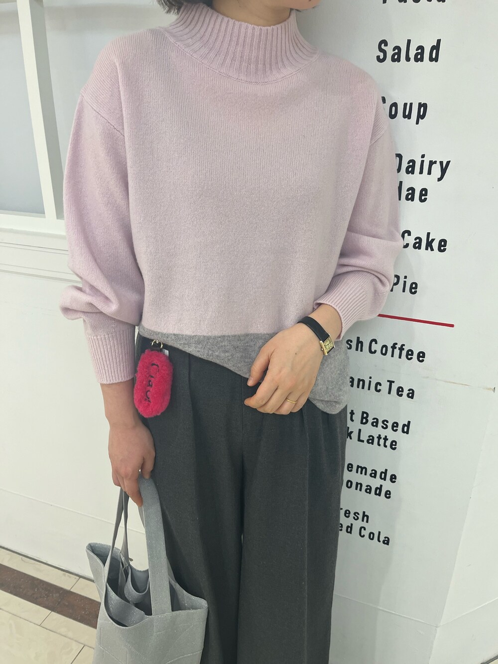 グレー系のその他パンツ、ピンク系のニット/セーター、シルバー系のトートバッグを着用したレディースの冬コーディネートの10枚目の写真