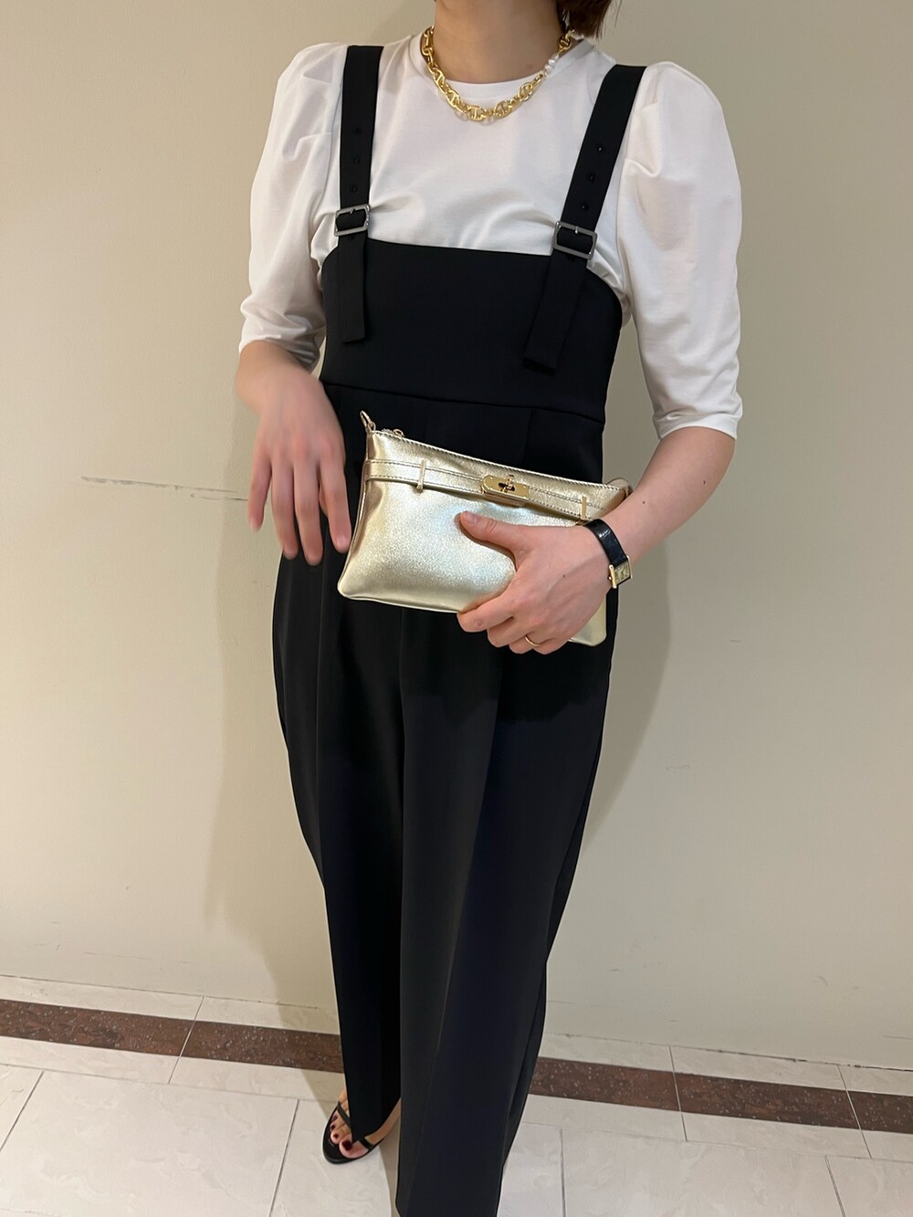 「NOLLEY'S、ノーリーズ、レイヤードスタイル、夏コーデ、きれいめカジュアル、大人かわいい、フリル、お出かけコーデ、オールインワン、サロペット、Tシャツ、モノトーン、30代コーデ、高身長女子、キレイめ」｜「NOLLEY’Sのヒネリカナグチェーンポシェット（ショルダーバッグ、ゴールド系）」を使った、SAYAKAさん（レディース・163cm）の夏コーディネートの10枚目の写真