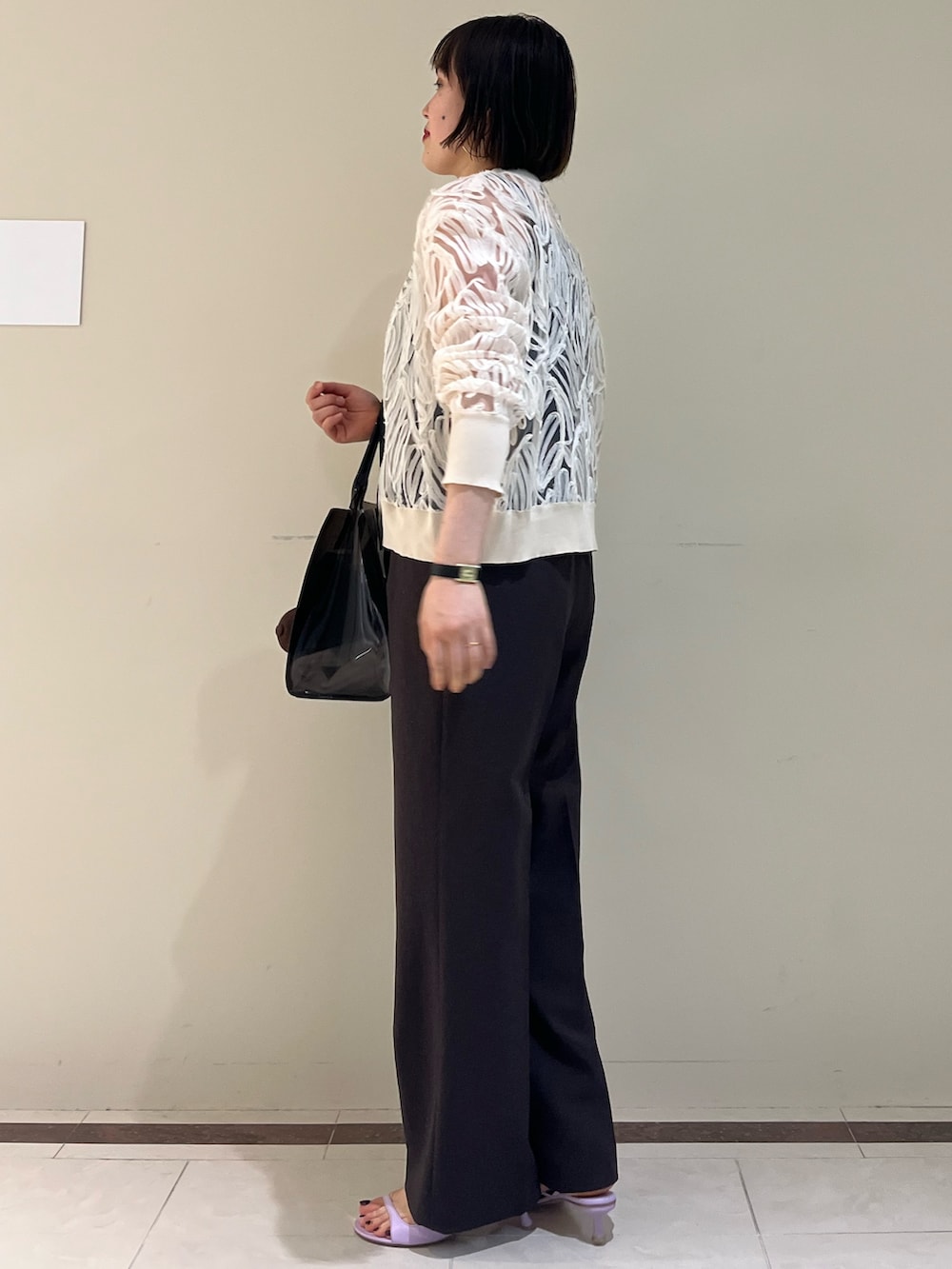 「NOLLEY'S、ノーリーズ、カーディガン、タンクトップ、ワイドパンツ、ベルト、シアー、お出かけコーデ、きれいめカジュアル、レイヤードスタイル、オトナ女子、初夏コーデ、高身長女子、おしゃれさんと繋がりたい、ootd」｜「NOLLEY’Sの【PR林☆別注カラーあり】ウォッシャブルツイルストレッチ愛されワイドパンツ（その他パンツ、ブラウン系）」を使った、SAYAKAさん（レディース・163cm）の春コーディネートの5枚目の写真