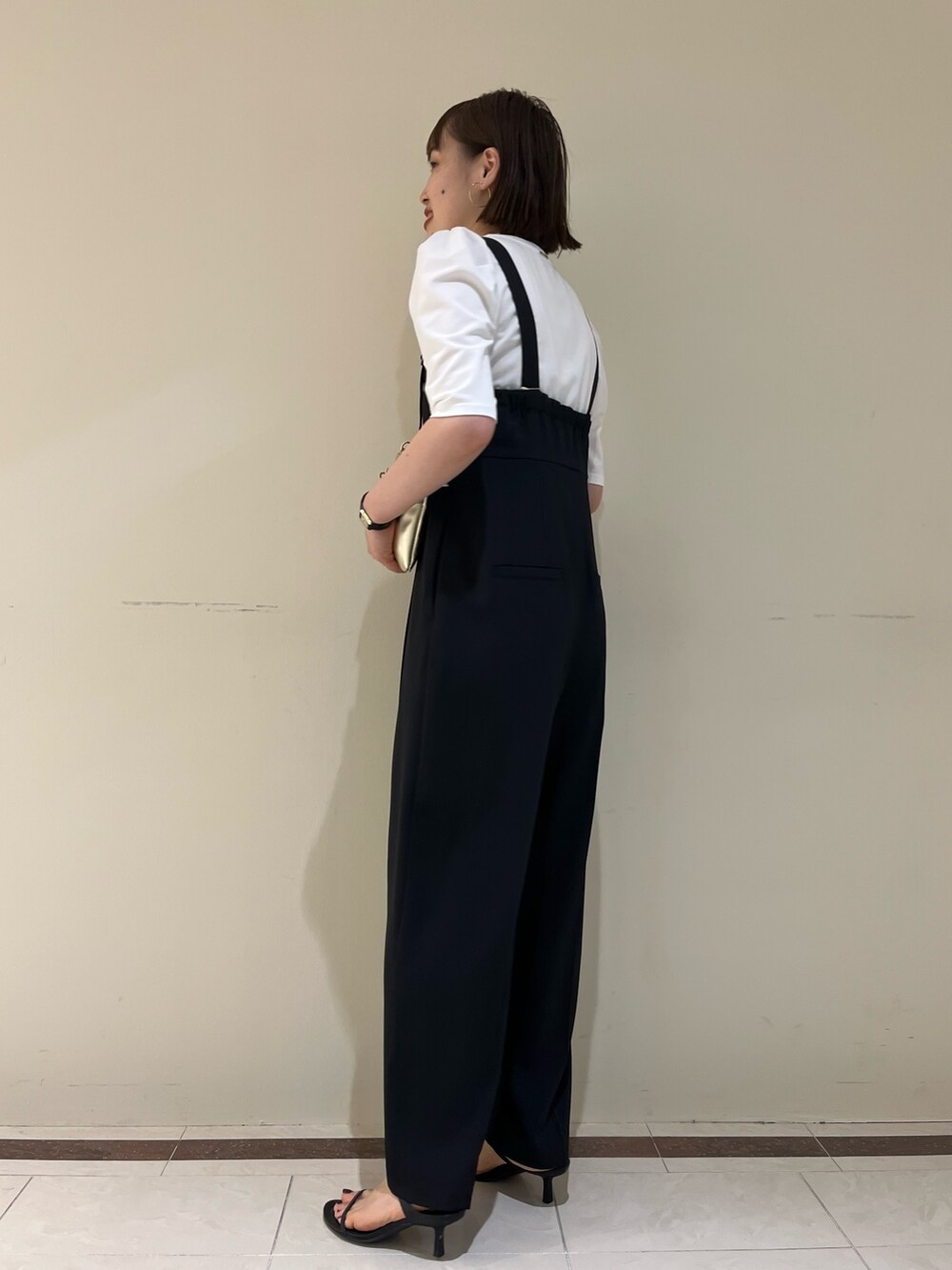 「NOLLEY'S、ノーリーズ、レイヤードスタイル、夏コーデ、きれいめカジュアル、大人かわいい、フリル、お出かけコーデ、オールインワン、サロペット、Tシャツ、モノトーン、30代コーデ、高身長女子、キレイめ」｜「NOLLEY’Sのヒネリカナグチェーンポシェット（ショルダーバッグ、ゴールド系）」を使った、SAYAKAさん（レディース・163cm）の夏コーディネートの5枚目の写真