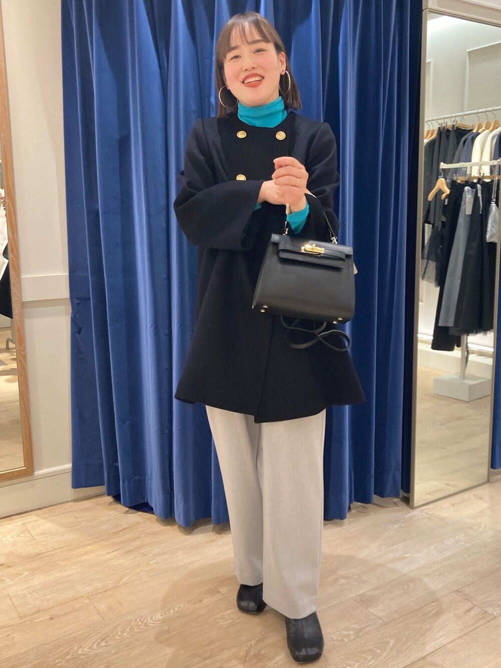 「NOLLEY'S、ノーリーズ、キレイめ、お出かけコーデ、年末年始、冬コーデ、ノーカラーコート、大人女子、大人かわいい、タートルネック、ワイドパンツ、クリスマスに着たい服、高身長女子、30代コーデ、冬アウター」｜「AULENTTIの【AULENTTI/ オーレンティ】スクエアひねりショルダーバッグ（E）（ショルダーバッグ、ブラック系）」を使った、SAYAKAさん（レディース・163cm）の冬コーディネートの8枚目の写真