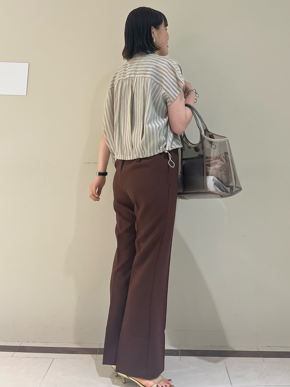 「NOLLEY'S、ノーリーズ、シャツスタイル、タンクトップ、レイヤードスタイル、パンツスタイル、シンプルコーデ、夏コーデ、きれいめカジュアル、お出かけコーデ、オトナ女子、初秋コーデ、ブラウン、おしゃれさんと繋がりたい、ootd」｜「NOLLEY’Sのウォッシャブルハイスペック裾フレアパンツ（その他パンツ、ブラウン系）」を使った、SAYAKAさん（レディース・163cm）の夏コーディネートの6枚目の写真