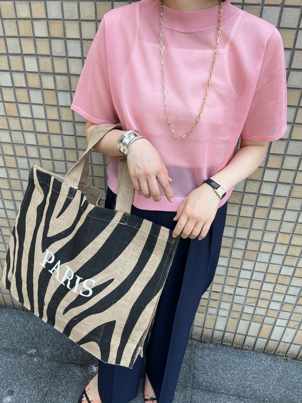 ピンク系のニット/セーター、ブルー系のその他パンツ、その他のトートバッグを着用したレディースの春コーディネートの10枚目の写真