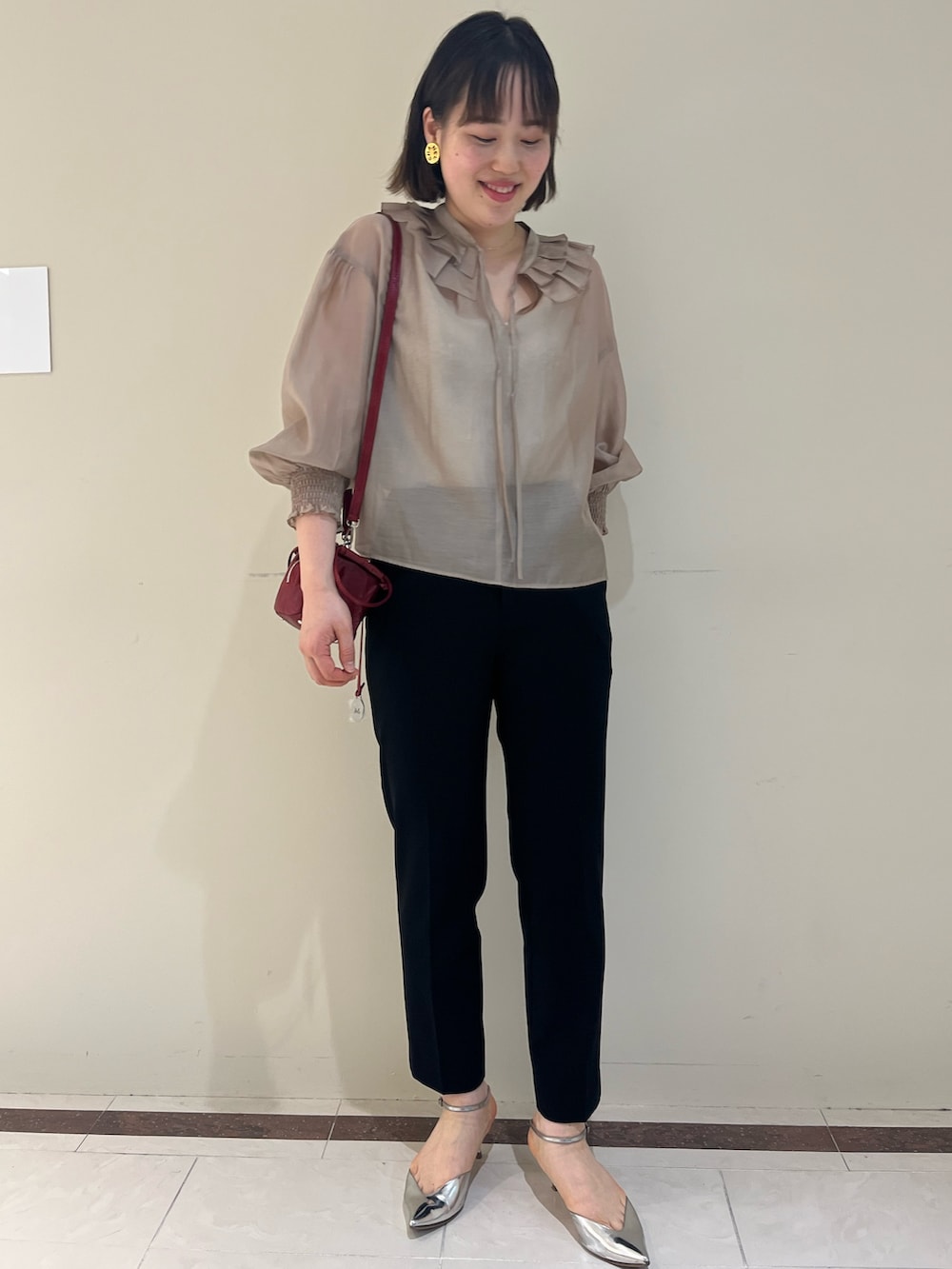 ブラック系のその他パンツ、レッド系のショルダーバッグ、ベージュ系のタンクトップを着用したレディースの春コーディネートの3枚目の写真