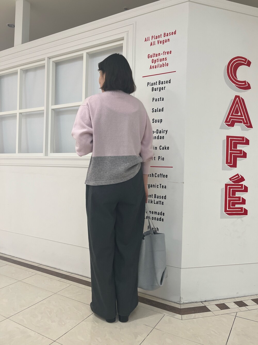 グレー系のその他パンツ、ピンク系のニット/セーター、シルバー系のトートバッグを着用したレディースの冬コーディネートの4枚目の写真