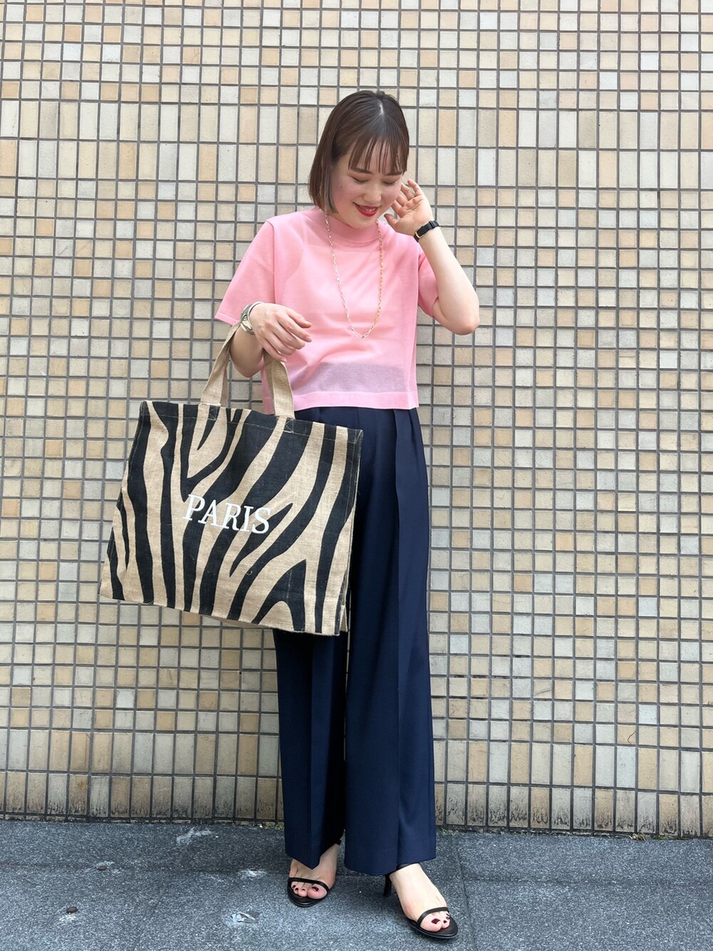 ピンク系のニット/セーター、ブルー系のその他パンツ、その他のトートバッグを着用したレディースの春コーディネートの7枚目の写真